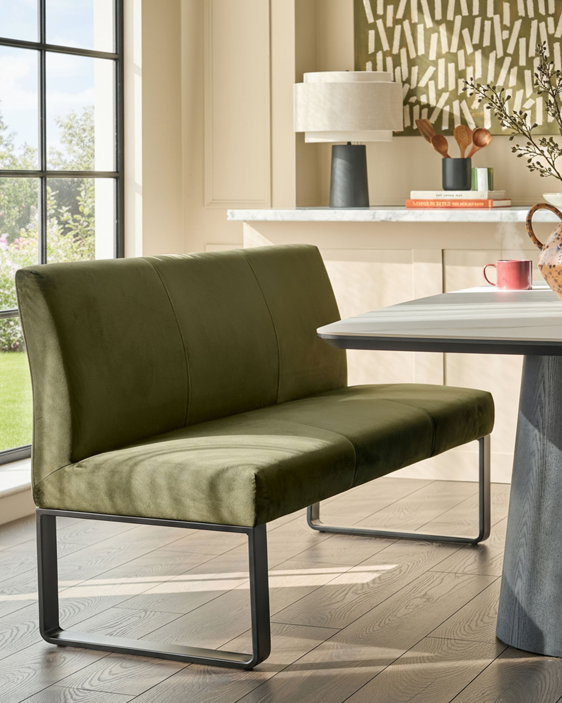 Banc de salle à manger 3 places en velours vert olive avec dossier et structure en métal noir