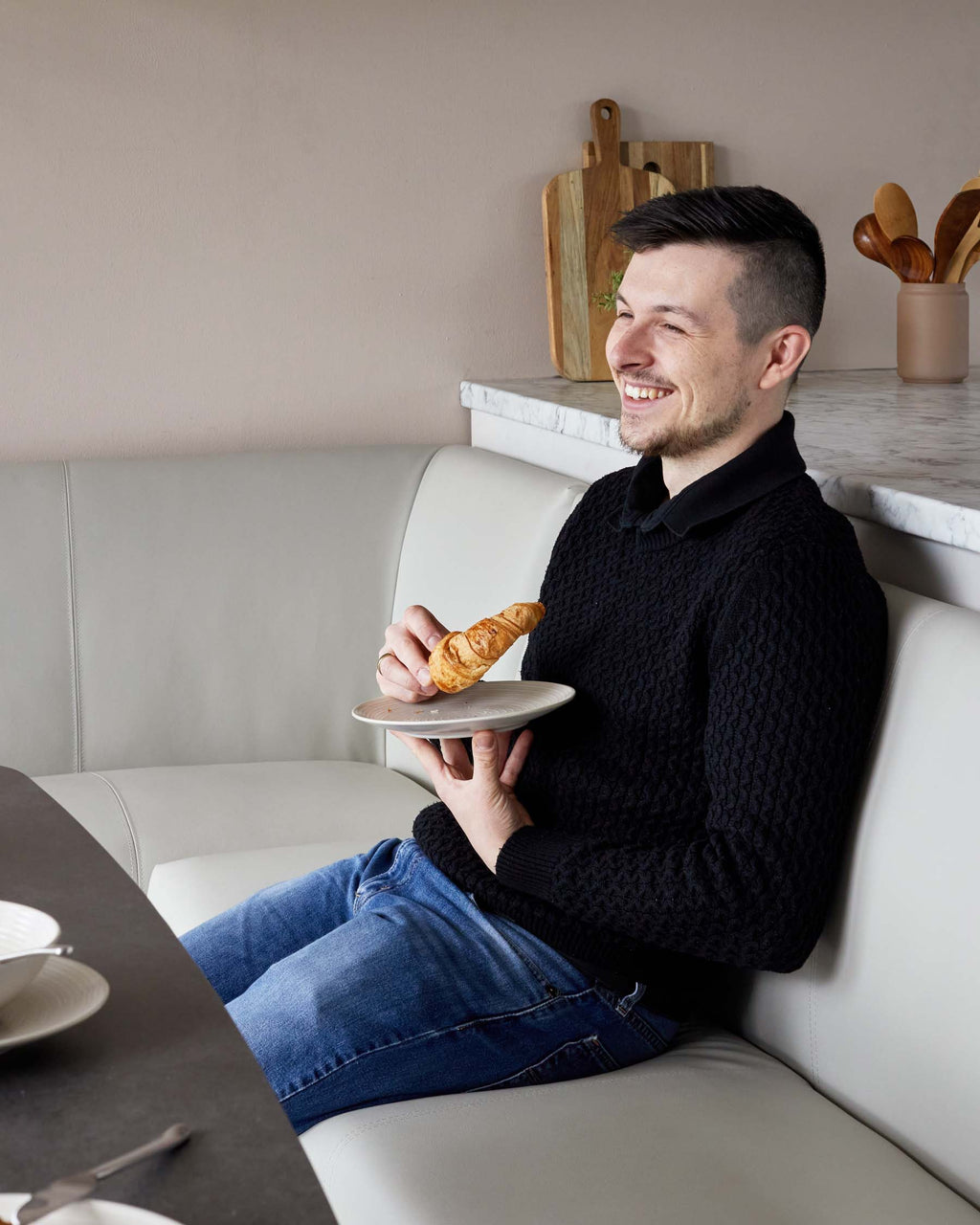 Banc de salle à manger d'angle droit Loop 7 places en similicuir gris clair et pieds noirs
