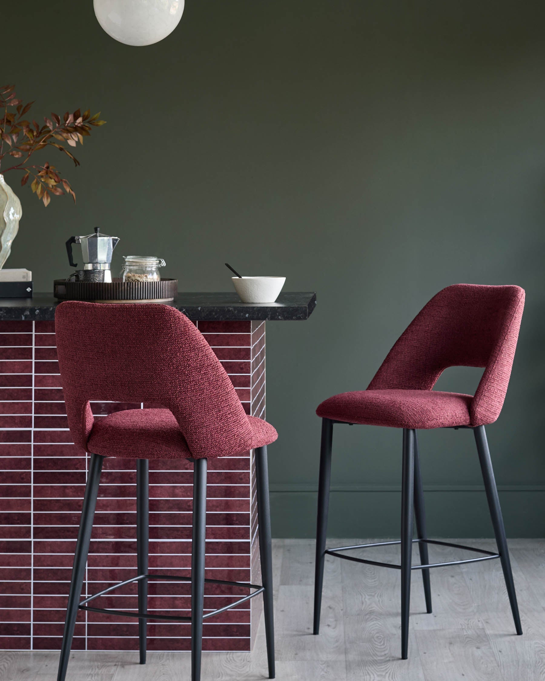 Tabouret de bar Lottie en tissu rouge baie