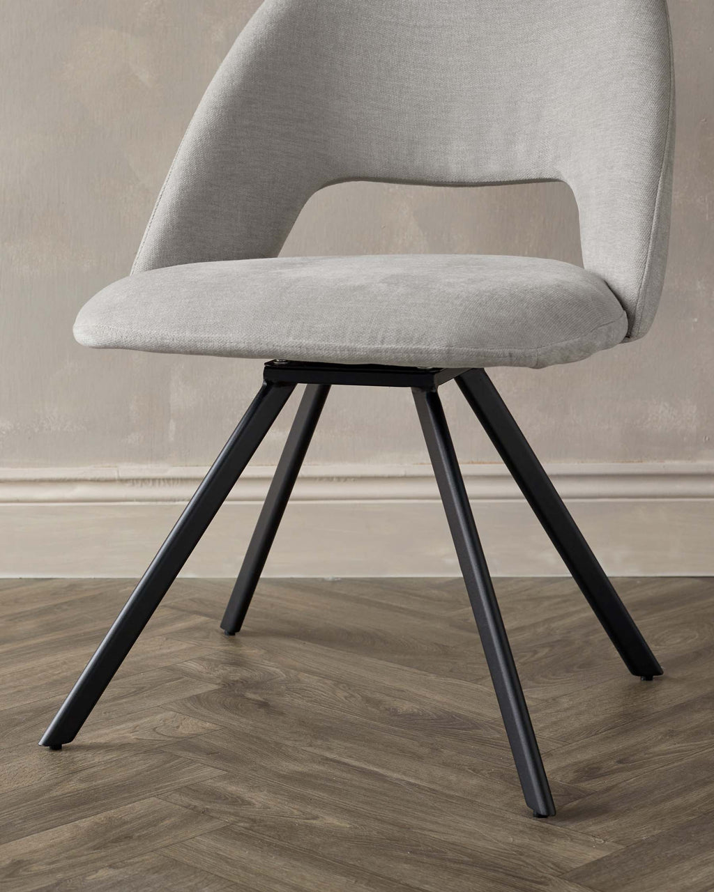 Fauteuil pivotant Lottie en métal noir et tissu doux gris moyen