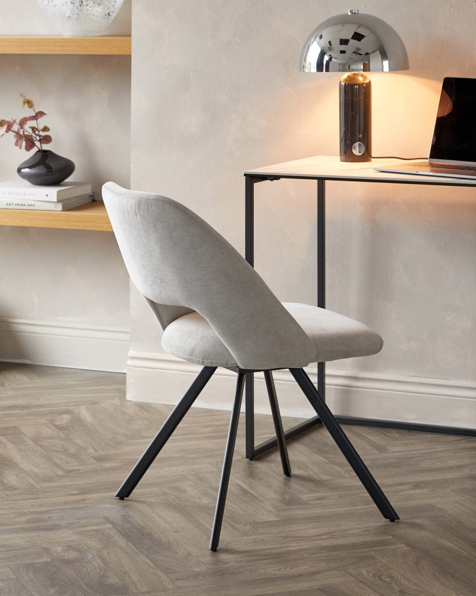 Fauteuil pivotant Lottie en métal noir et tissu doux gris moyen