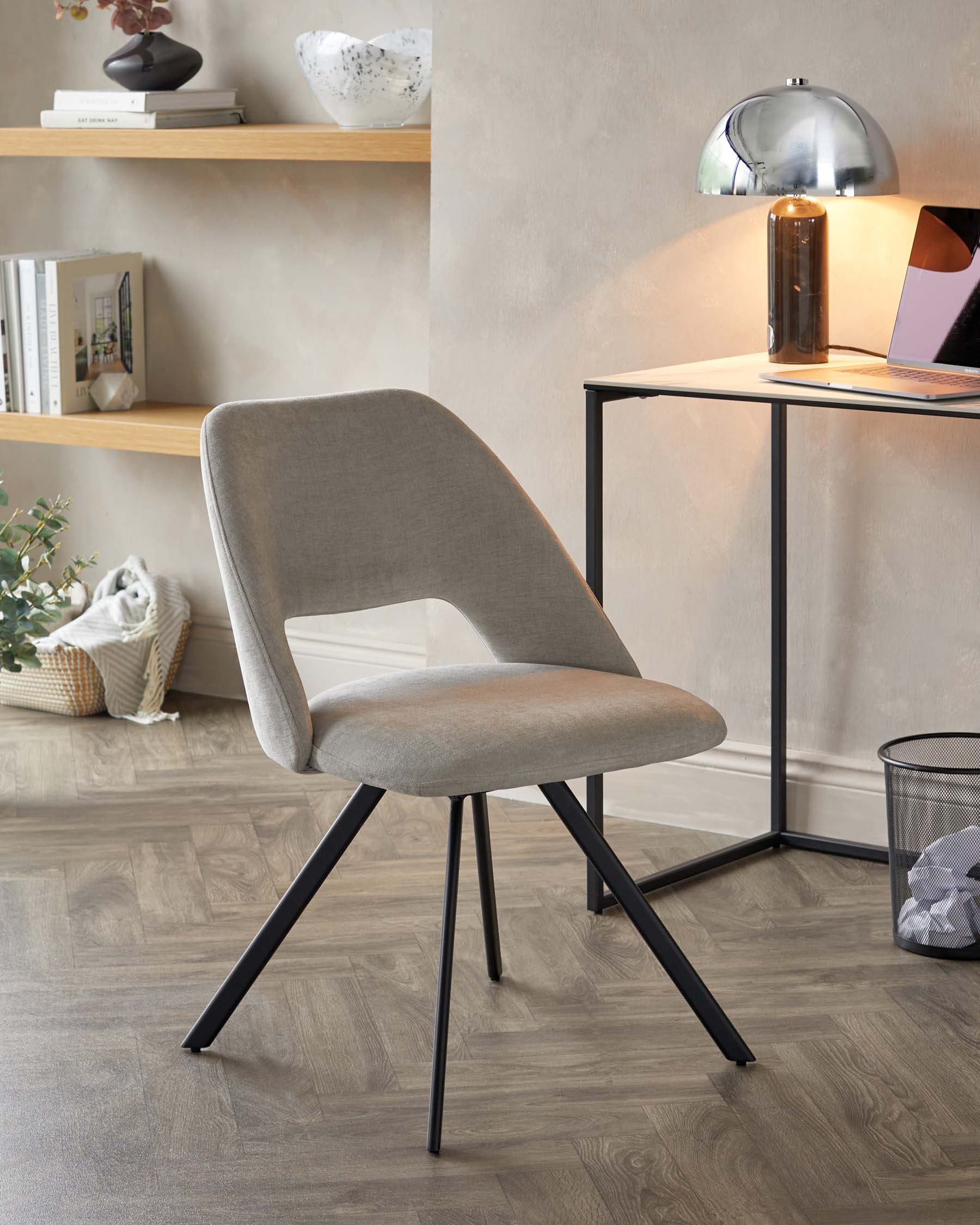 Fauteuil pivotant Lottie en métal noir et tissu doux gris moyen