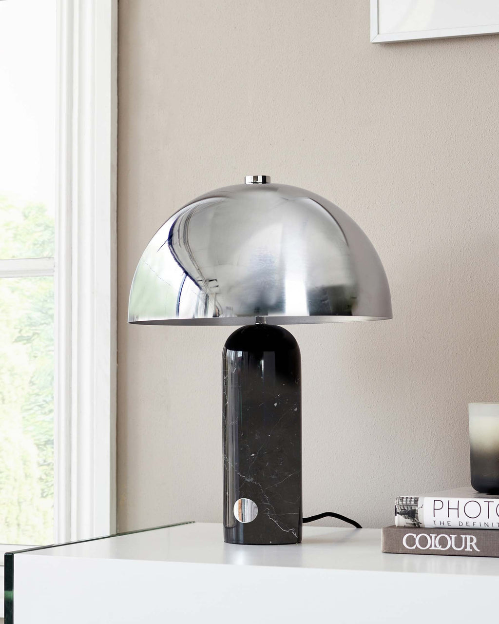 Lampe de table Louis en marbre noir et chrome