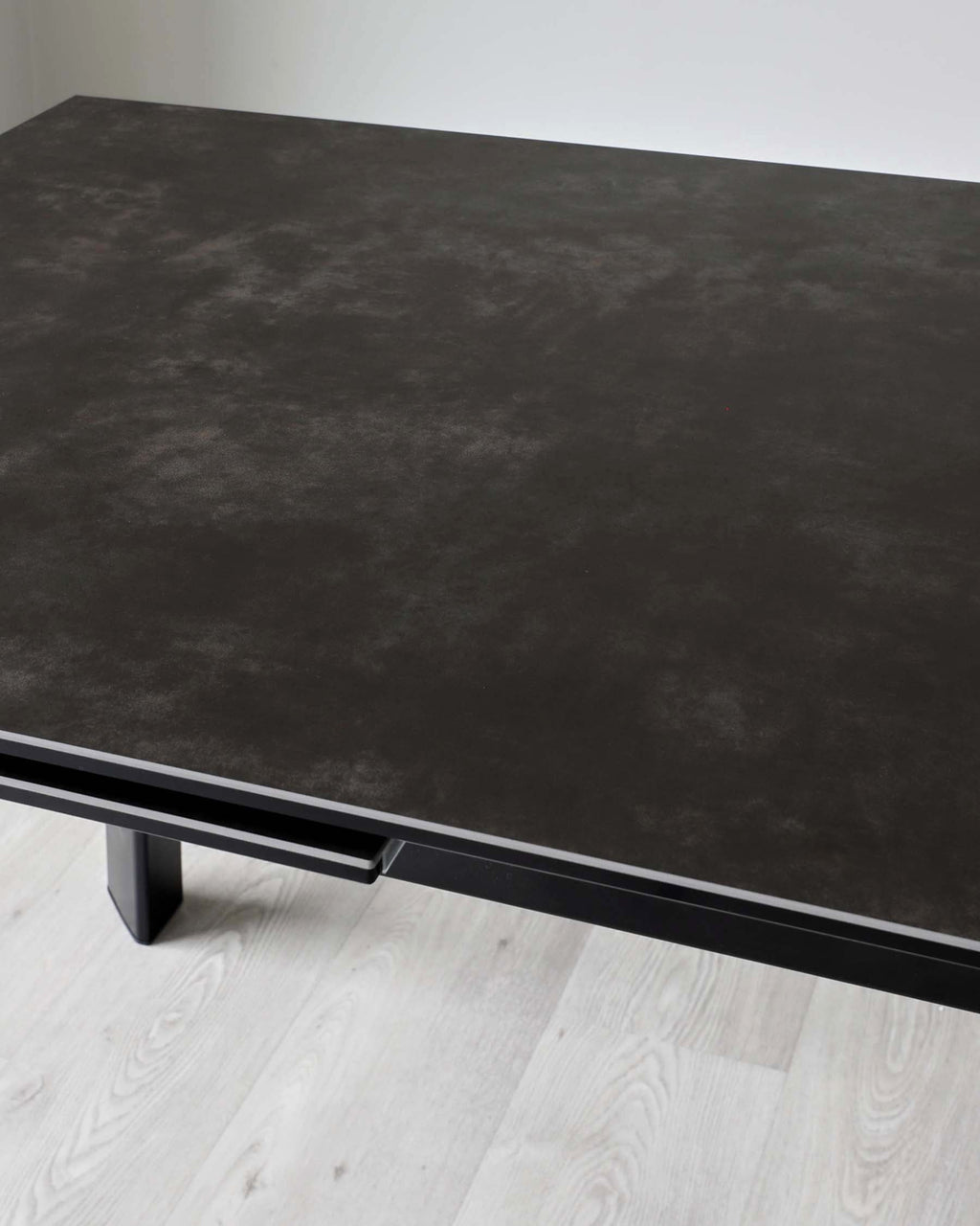 Table de salle à manger extensible Louis en céramique gris foncé, 6 à 8 places