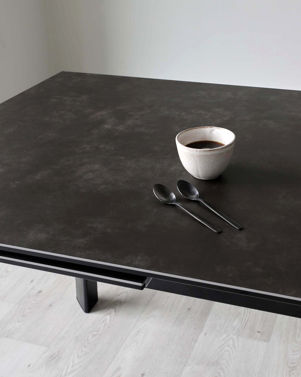 Table de salle à manger extensible Louis en céramique gris foncé, 6 à 8 places