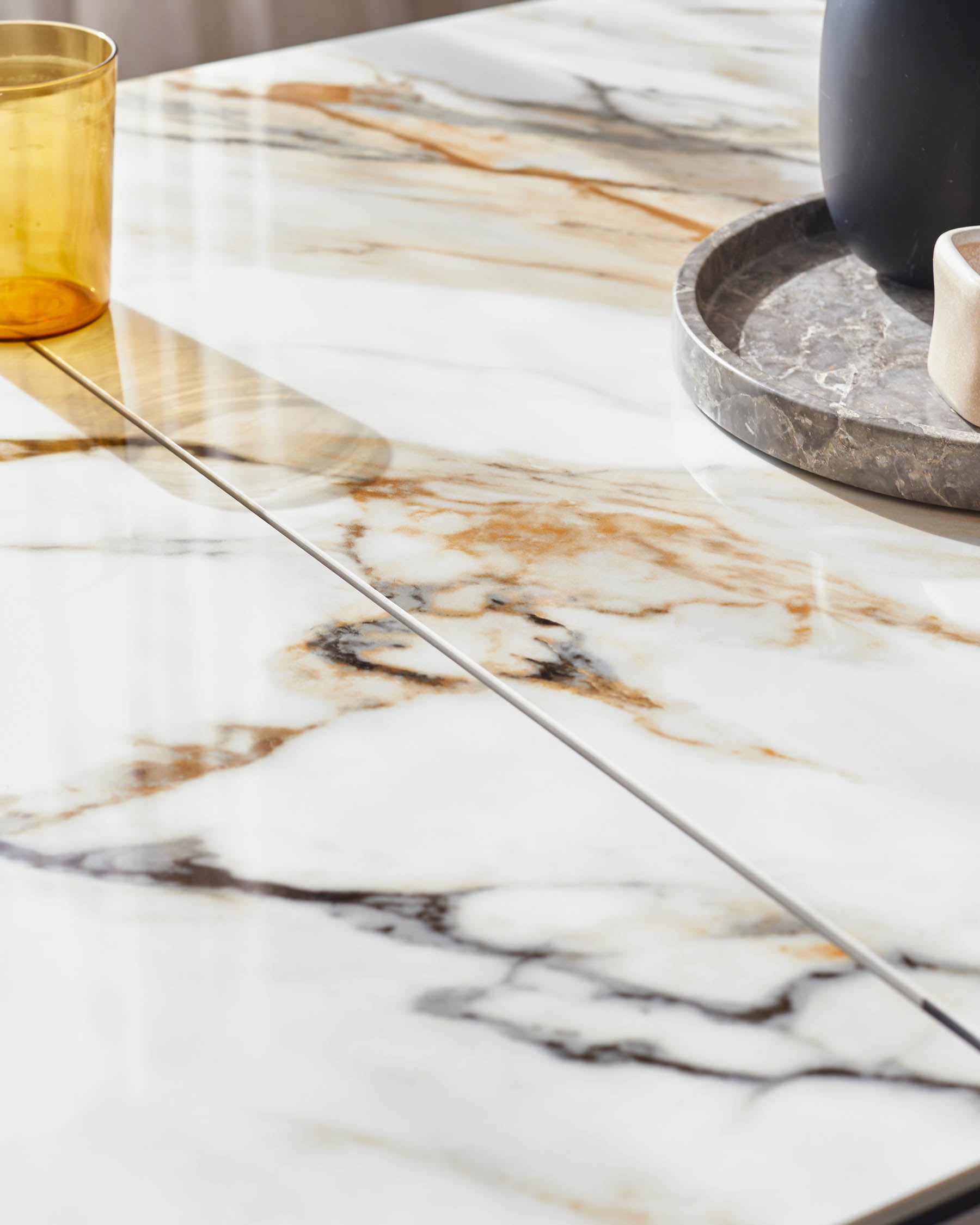 Table de salle à manger extensible Louis en céramique naturelle, 6 à 8 places