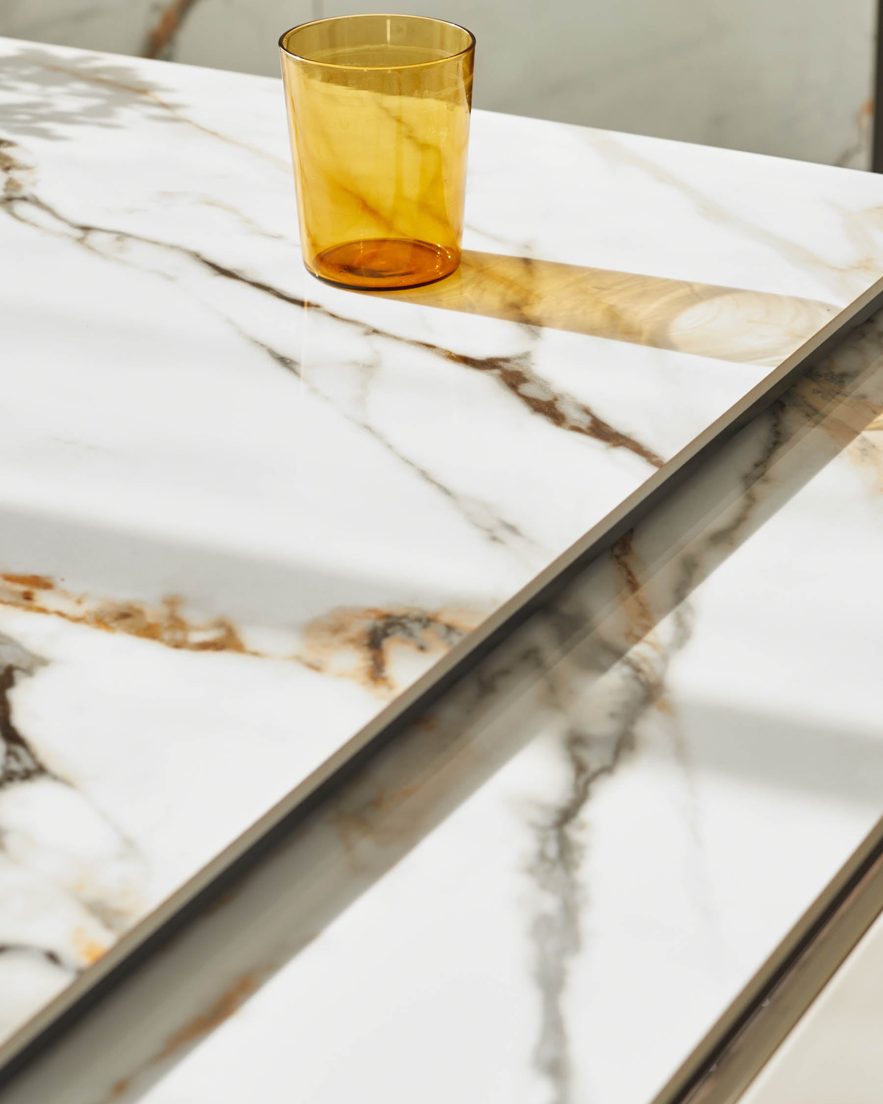 Table de salle à manger extensible Louis en céramique naturelle, 6 à 8 places