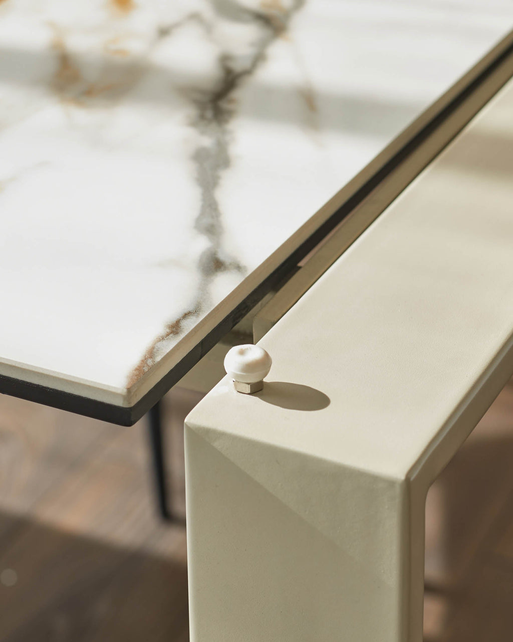 Table de salle à manger extensible Louis en céramique naturelle, 6 à 8 places