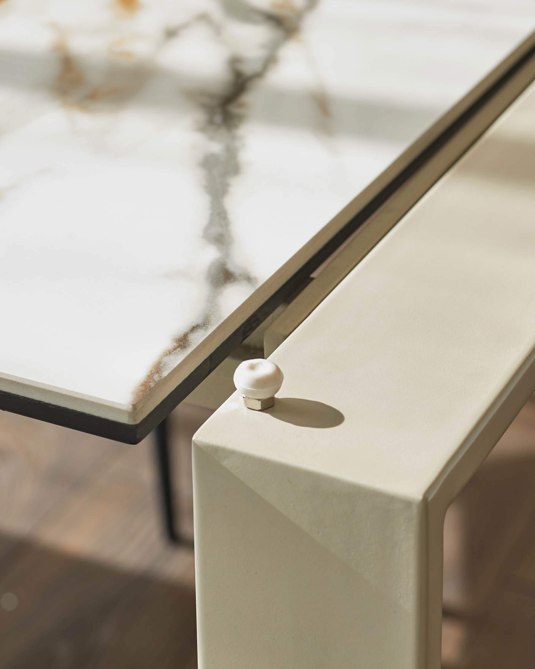 Table de salle à manger extensible Louis en céramique naturelle, 6 à 8 places