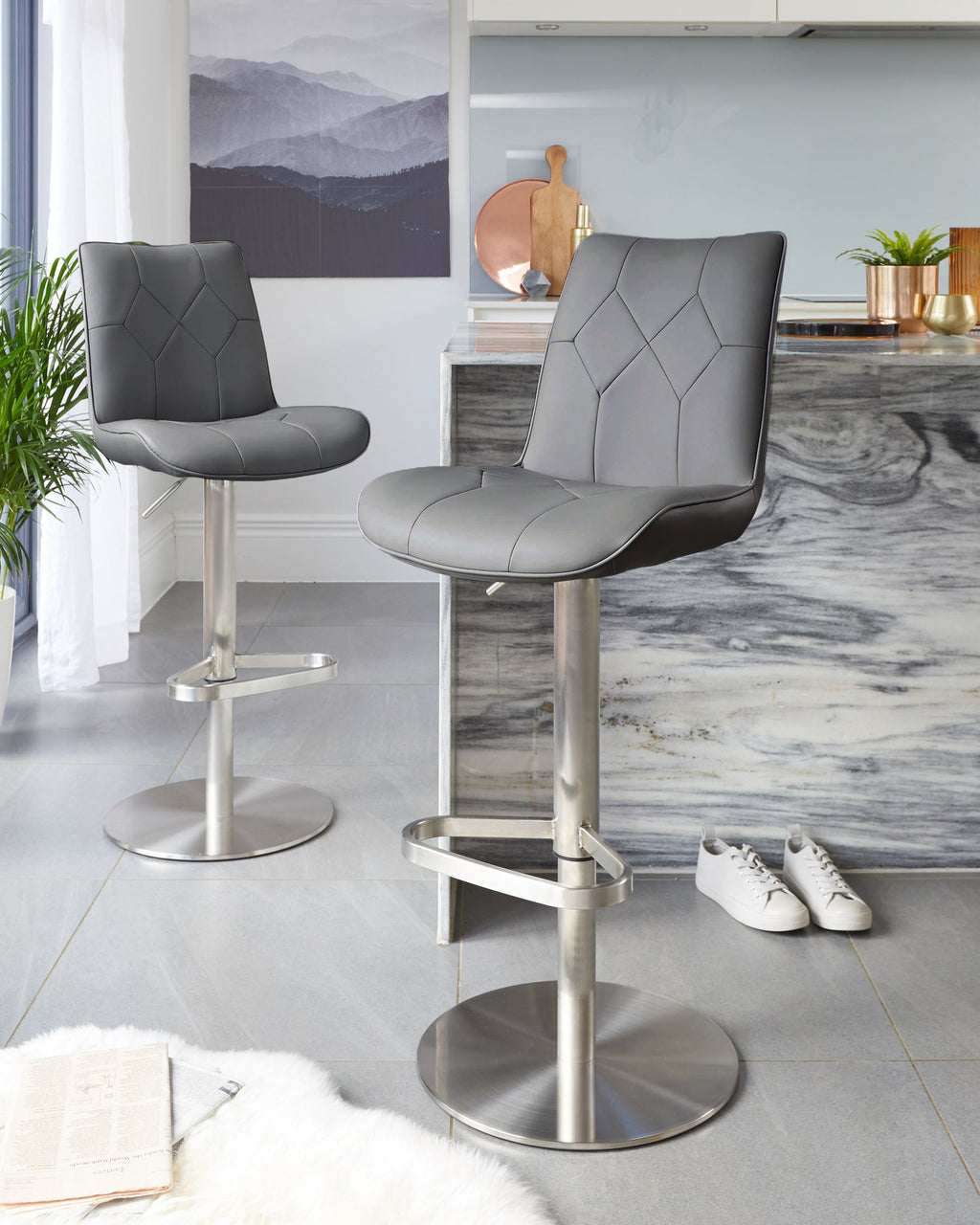 Tabouret de bar Lumos en similicuir gris foncé et vérin à gaz en acier inoxydable