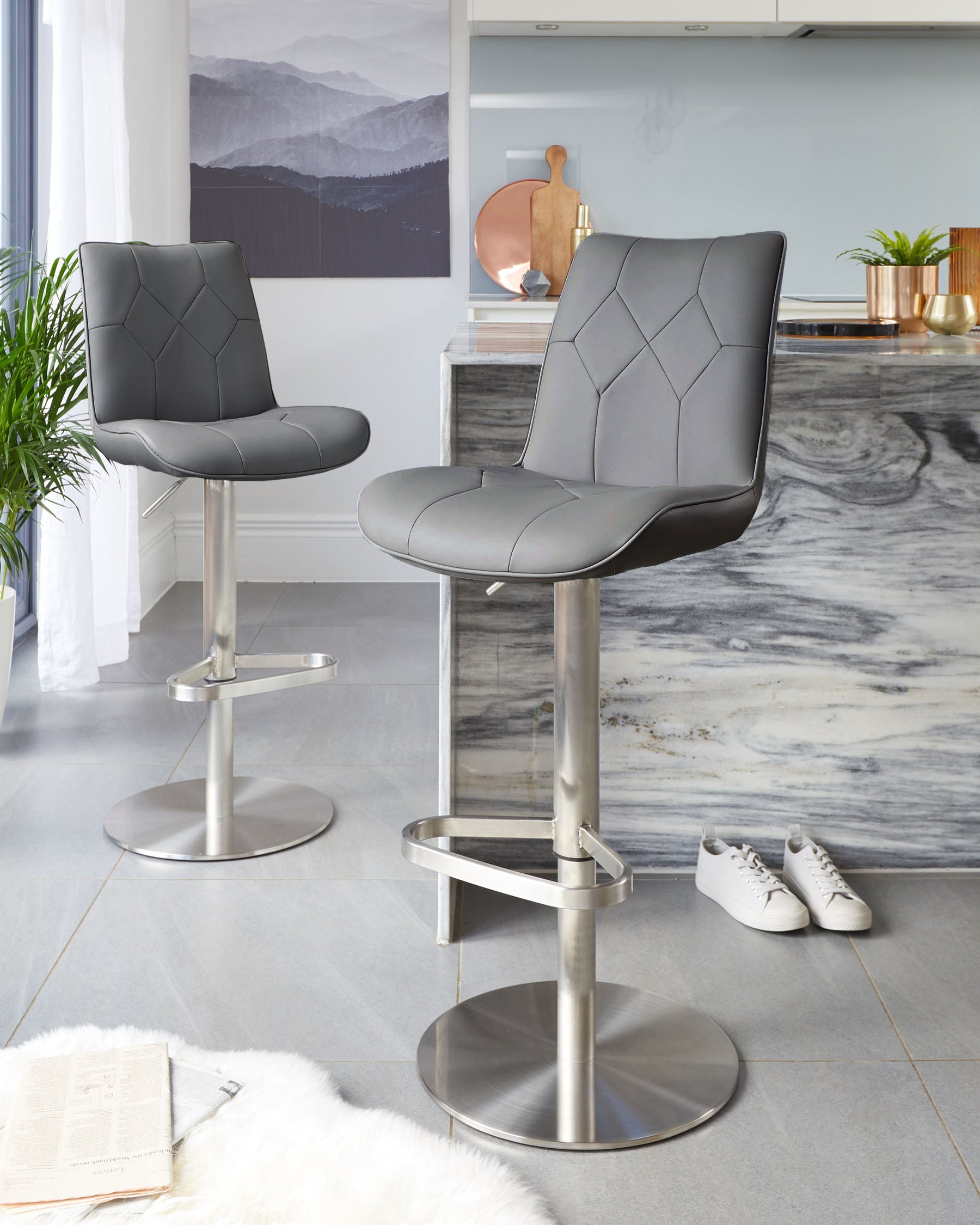 Tabouret de bar Lumos en similicuir gris foncé et vérin à gaz en acier inoxydable