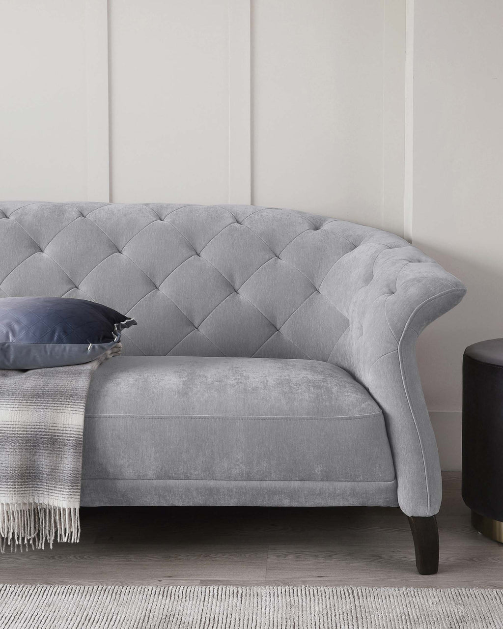Canapé Chesterfield 3 places moderne et luxueux en tissu gris moyen