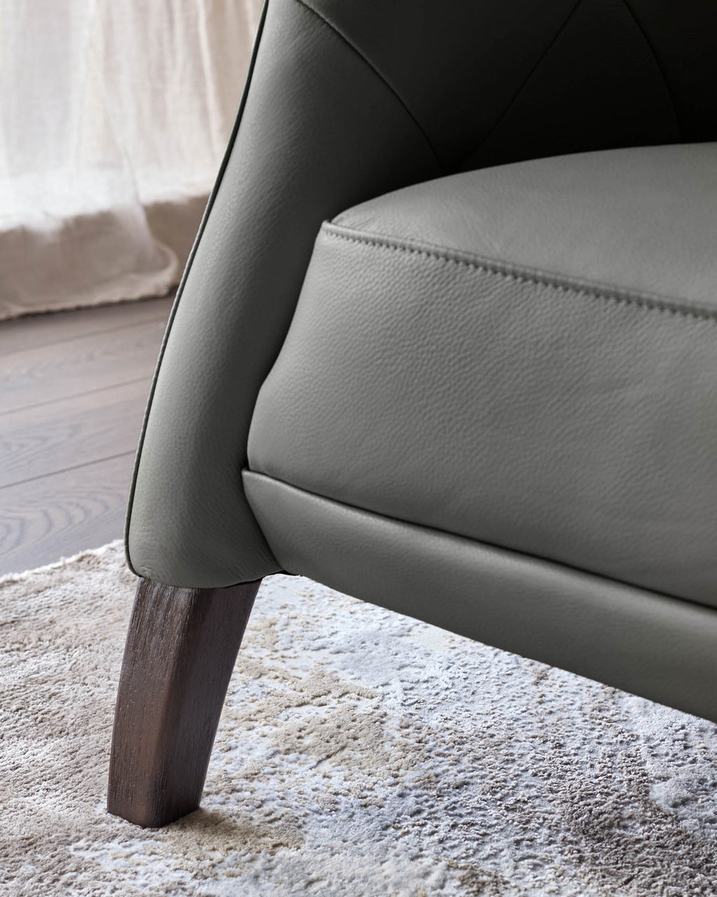 Fauteuil de luxe moderne en cuir gris foncé et pieds en bois foncé