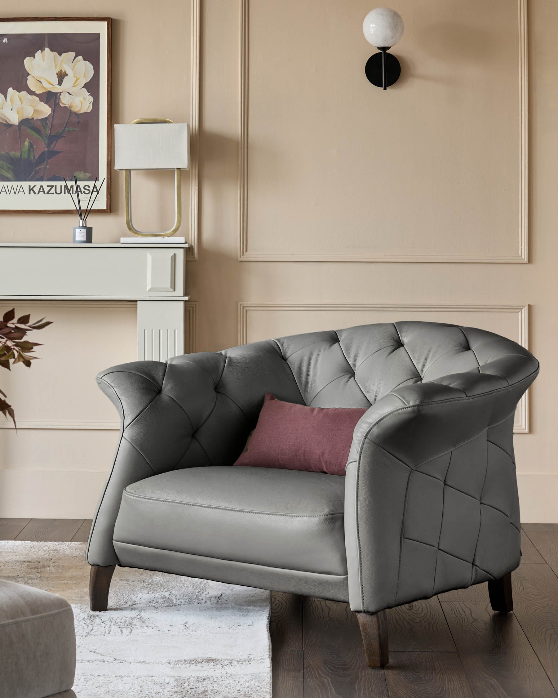 Fauteuil de luxe moderne en cuir gris foncé et pieds en bois foncé