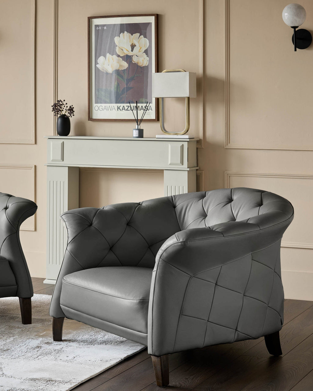 Fauteuil de luxe moderne en cuir gris foncé et pieds en bois foncé