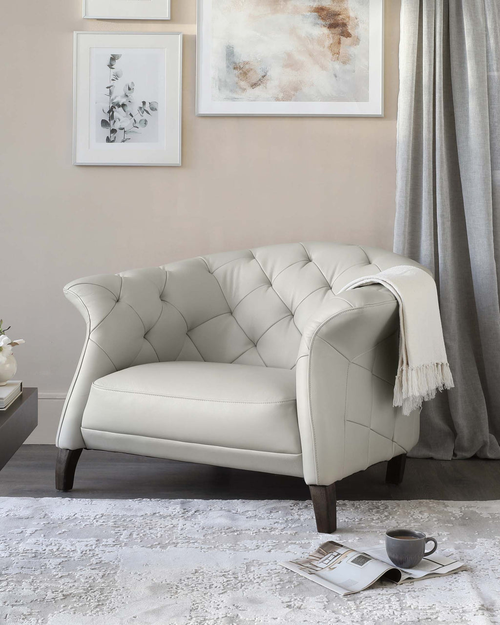 Fauteuil de luxe moderne en cuir gris naturel et pieds en bois foncé
