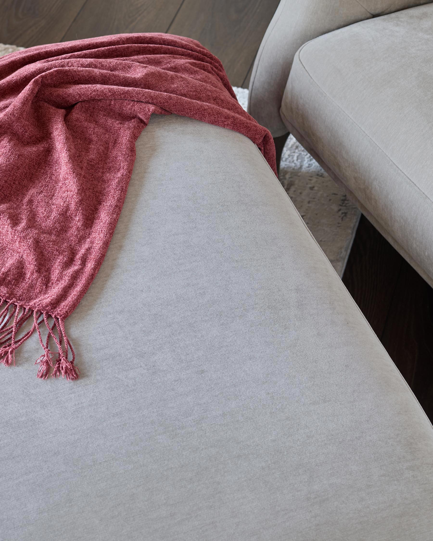 Repose-pieds moderne et luxueux en tissu gris clair