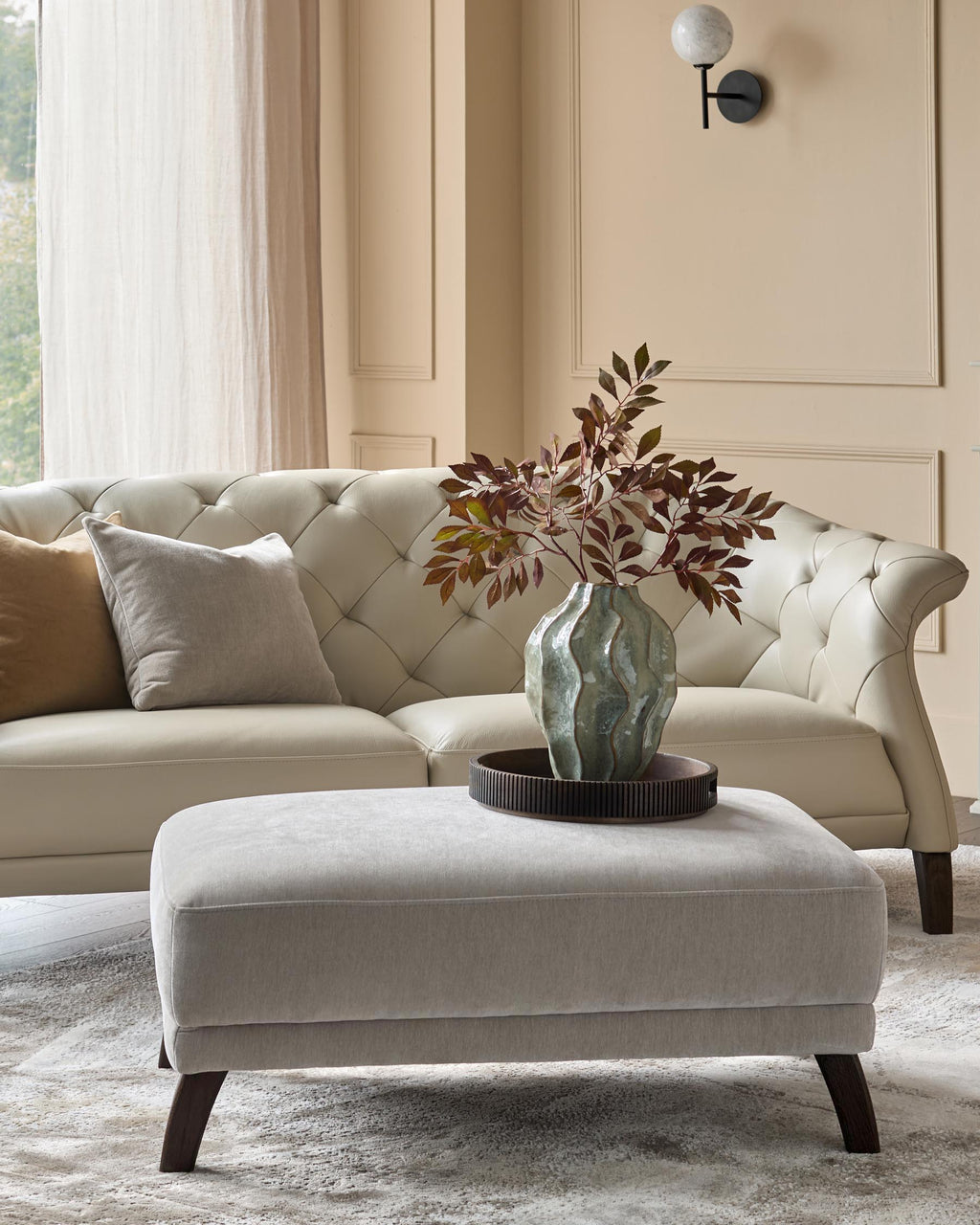 Repose-pieds moderne et luxueux en tissu gris clair