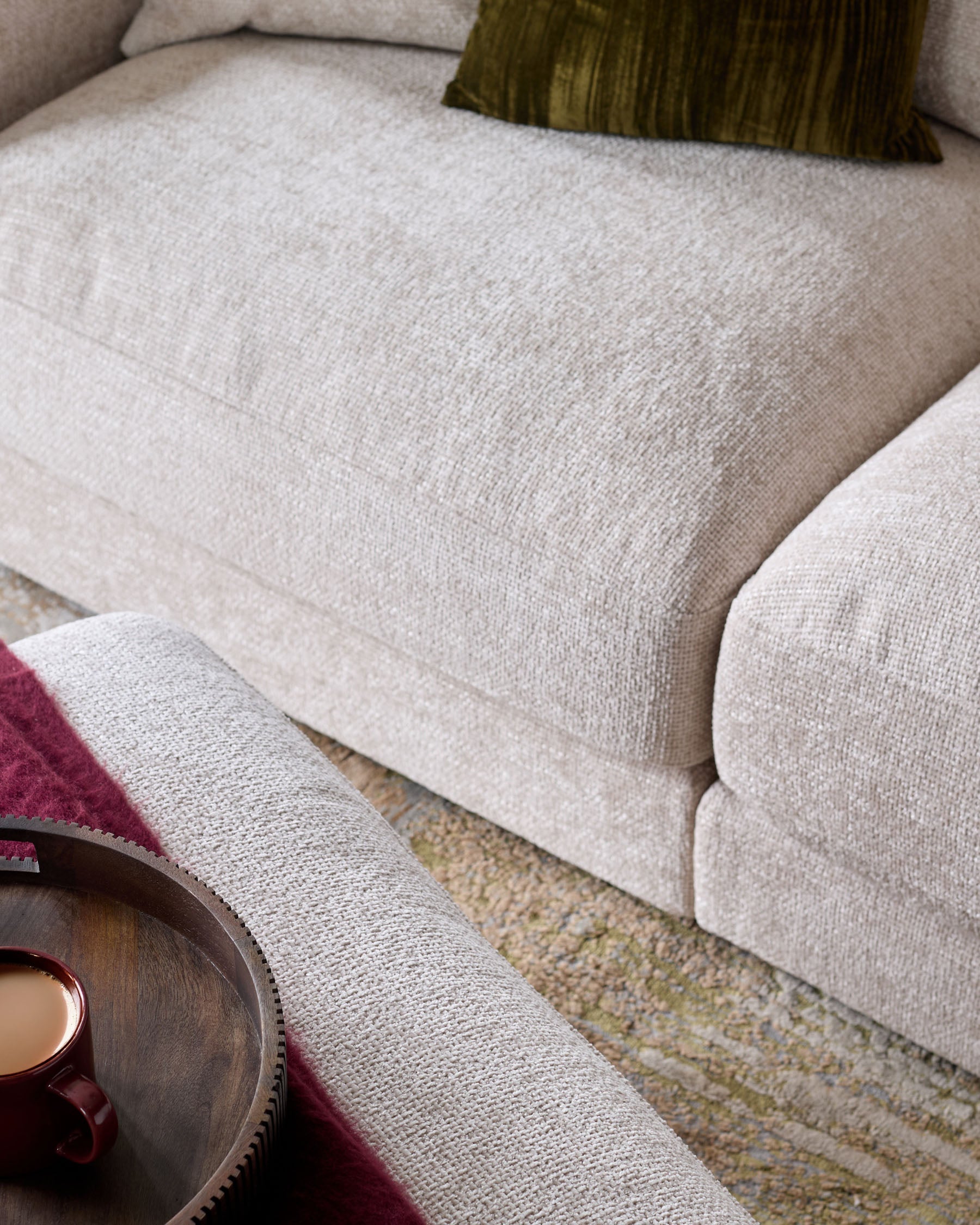 Petit canapé d'angle Lynetta en tissu naturel avec repose-pieds