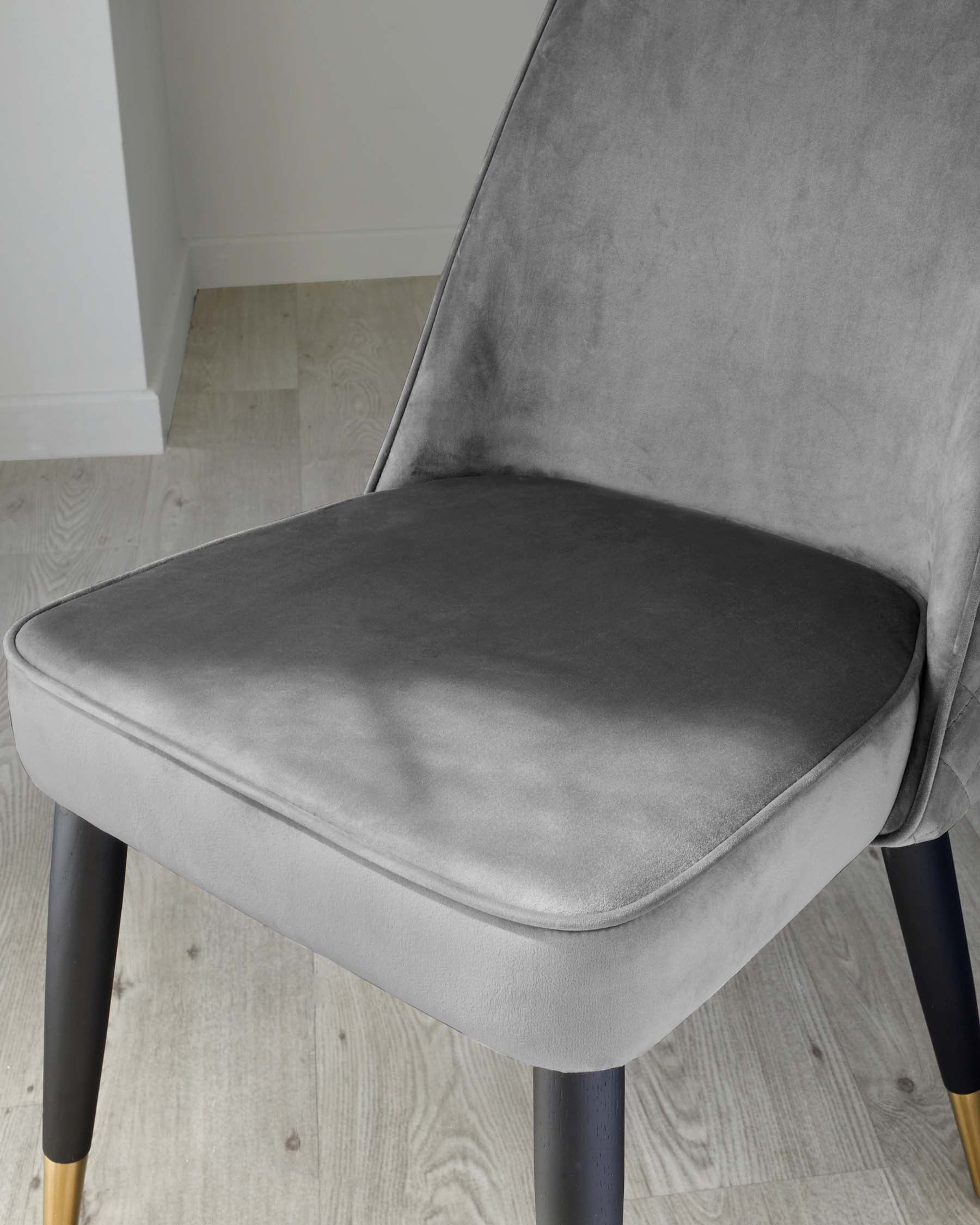 Chaise de salle à manger Mae en velours gris foncé