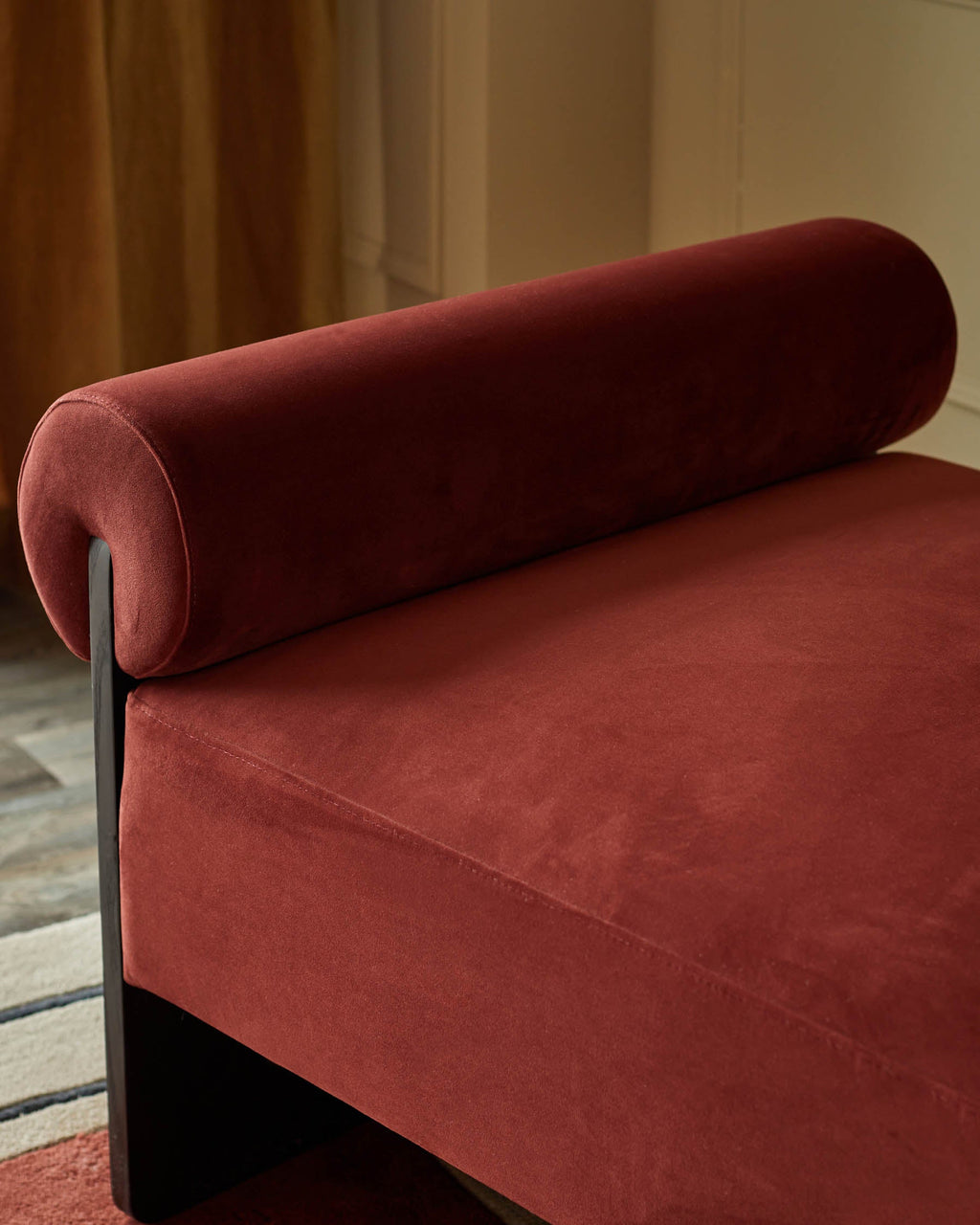 Banquette de jour Maeve en velours rouge caramel