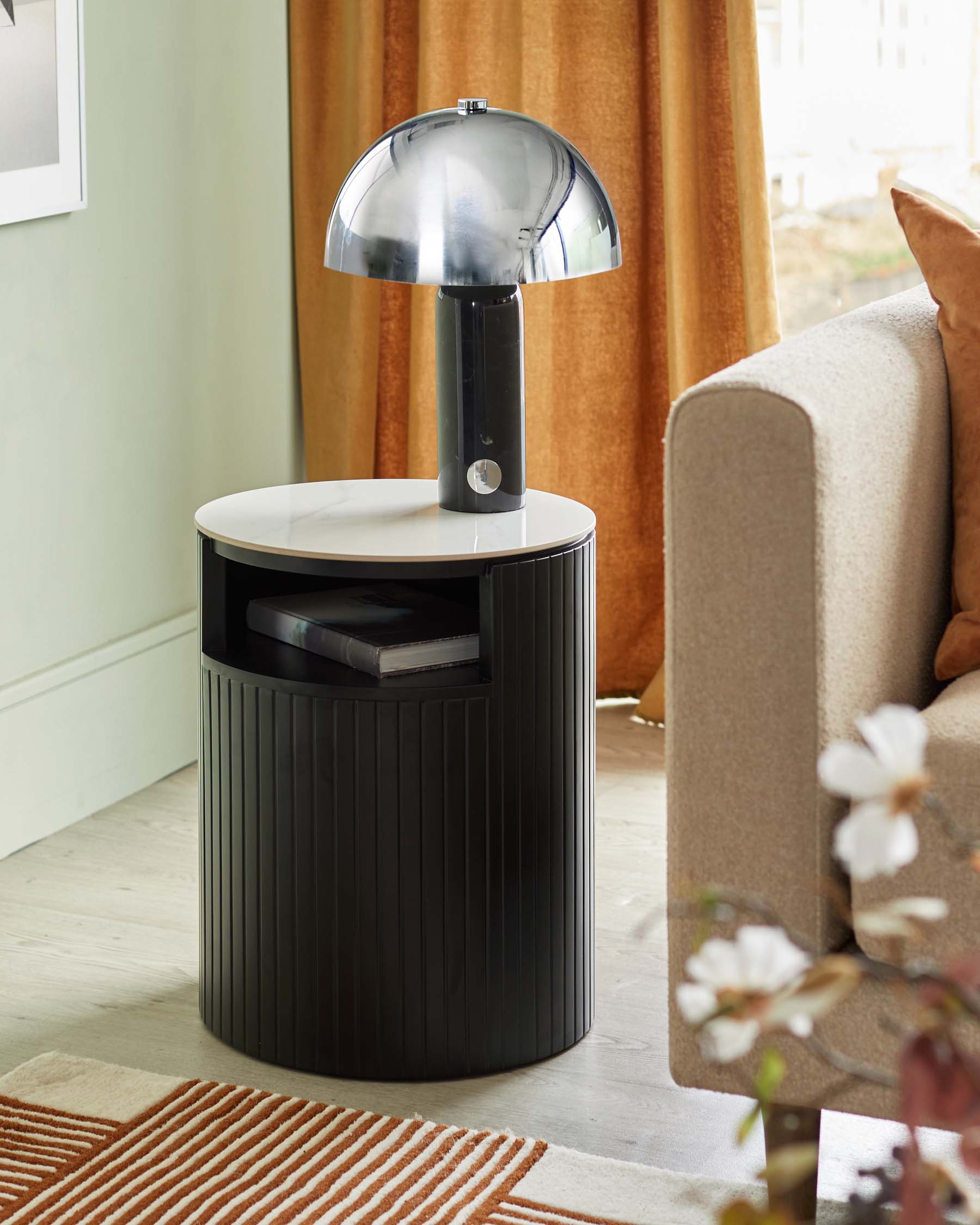 Table d'appoint Malachy en céramique blanche et bois noir