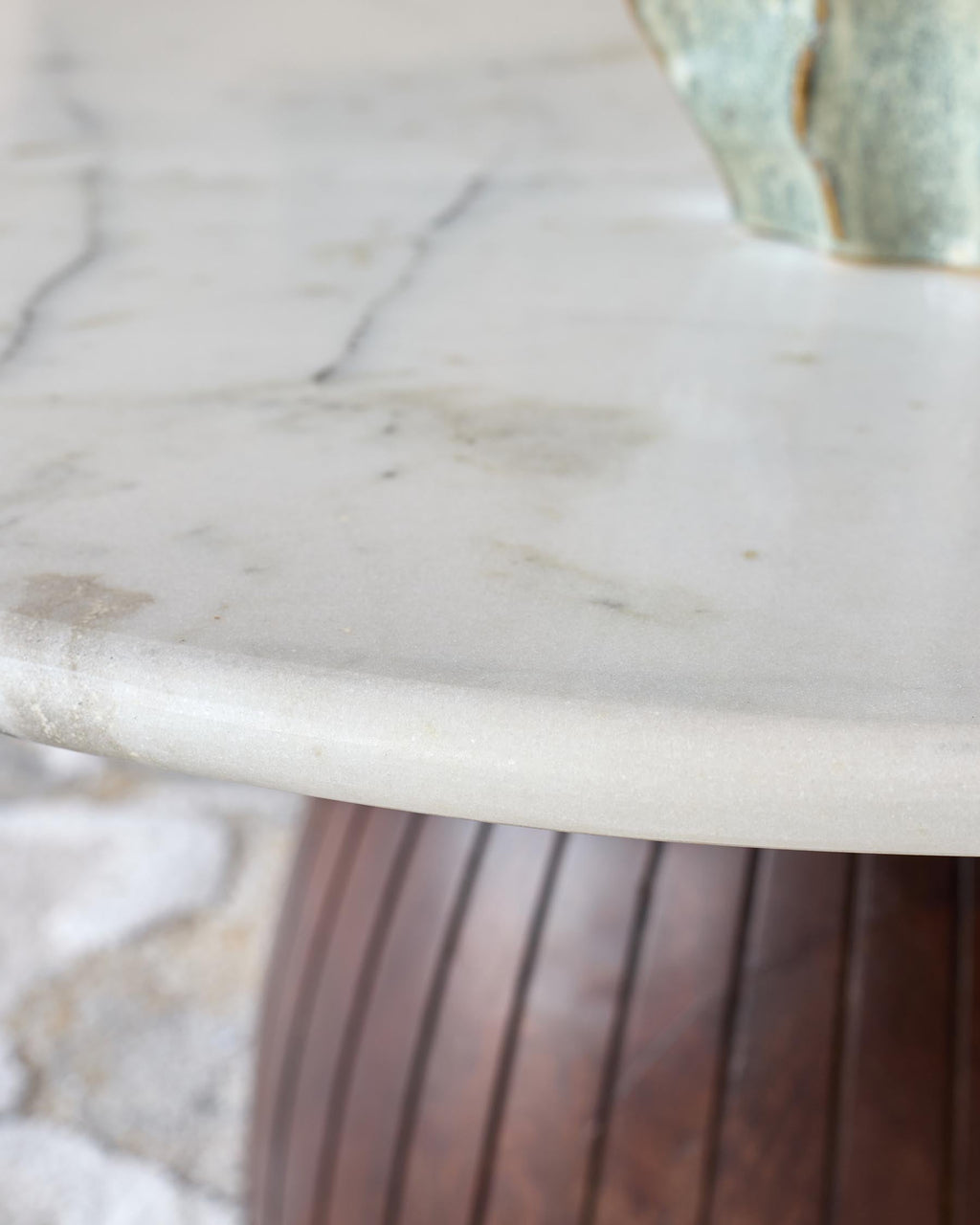 Table basse Malin en marbre blanc et bois foncé