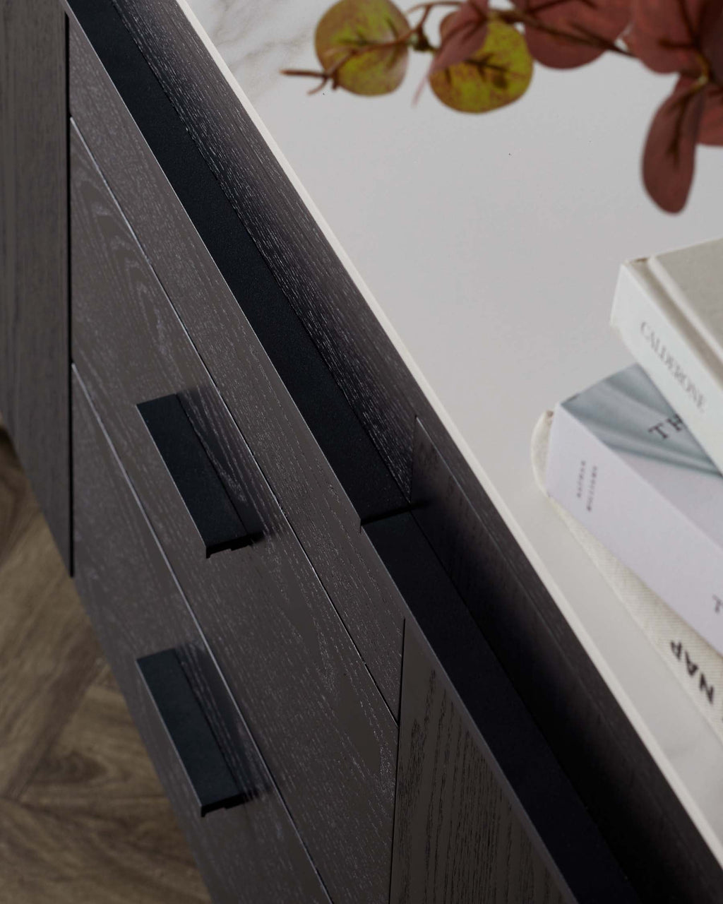 Buffet grand modèle Manhattan en frêne noir et céramique marbrée