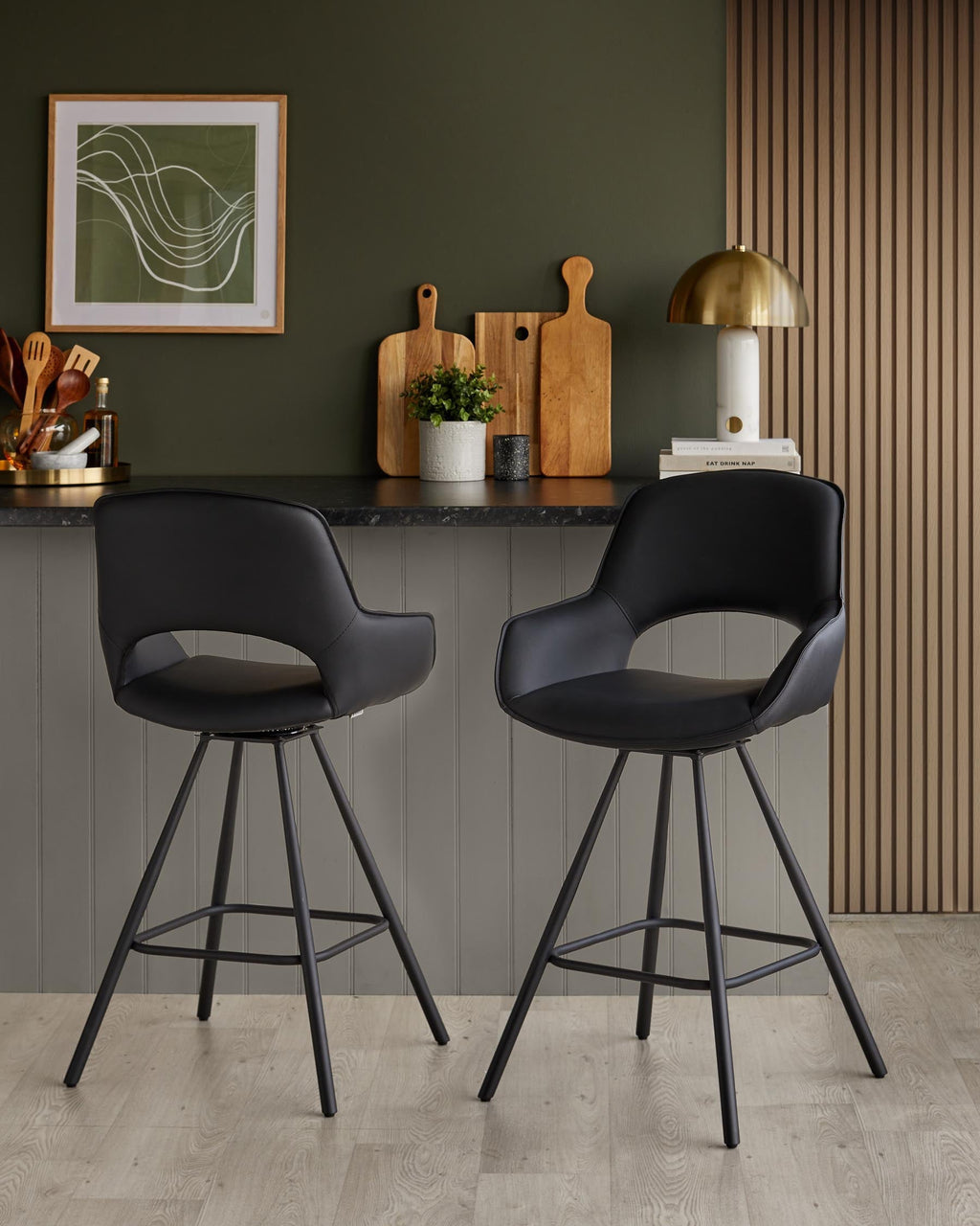 Tabouret de bar pivotant Marlow en similicuir noir