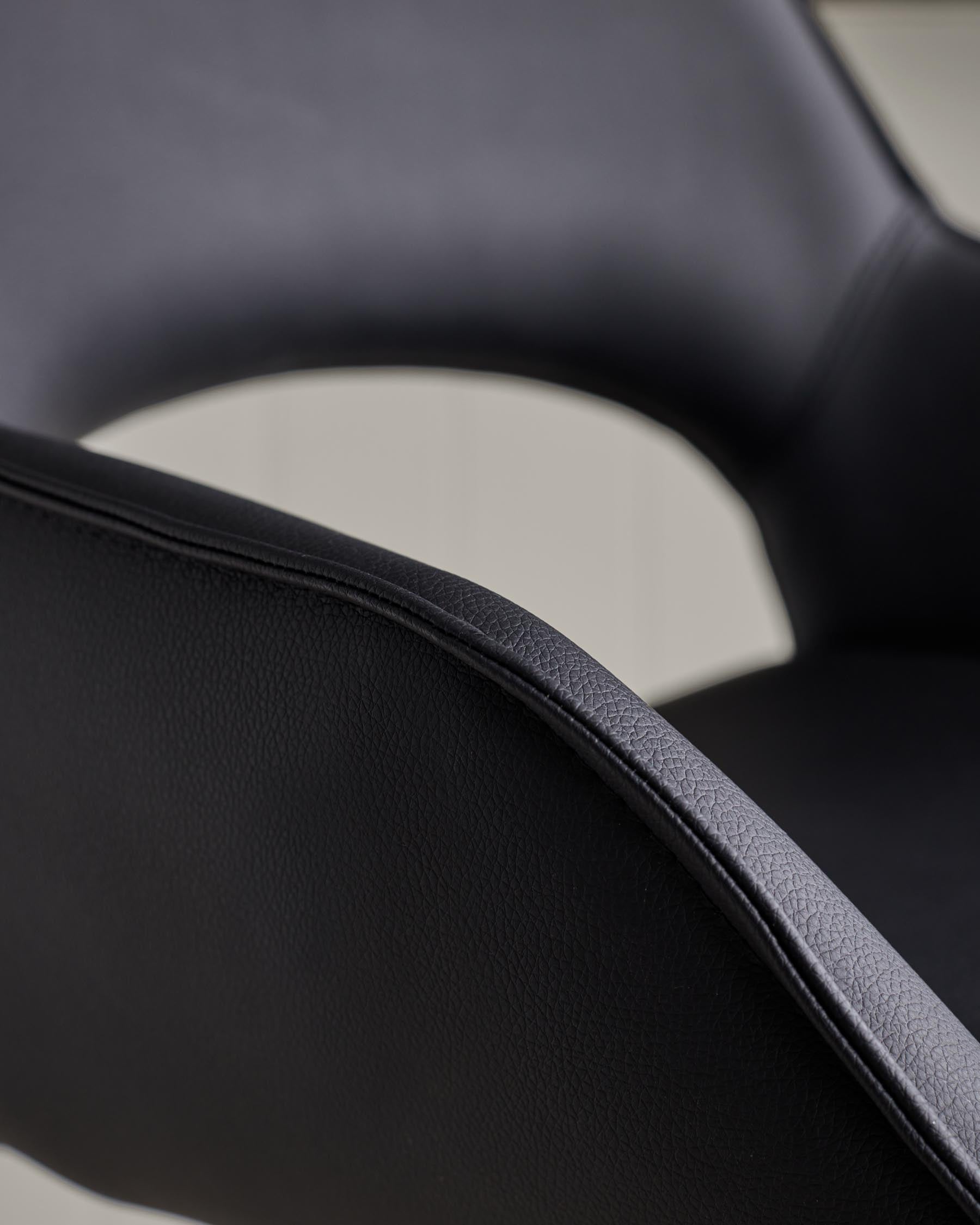 Tabouret de bar pivotant Marlow en similicuir noir