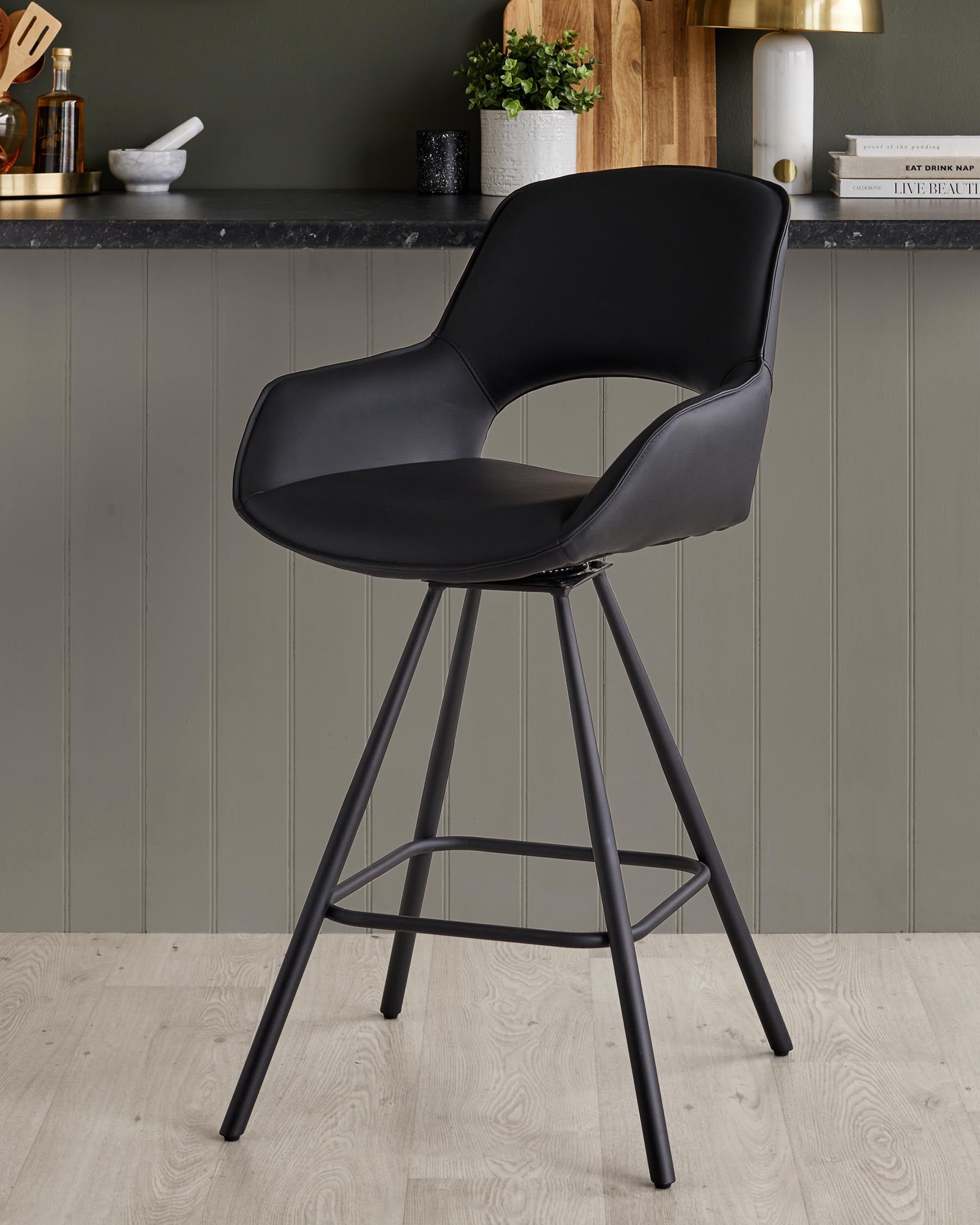 Tabouret de bar pivotant Marlow en similicuir noir