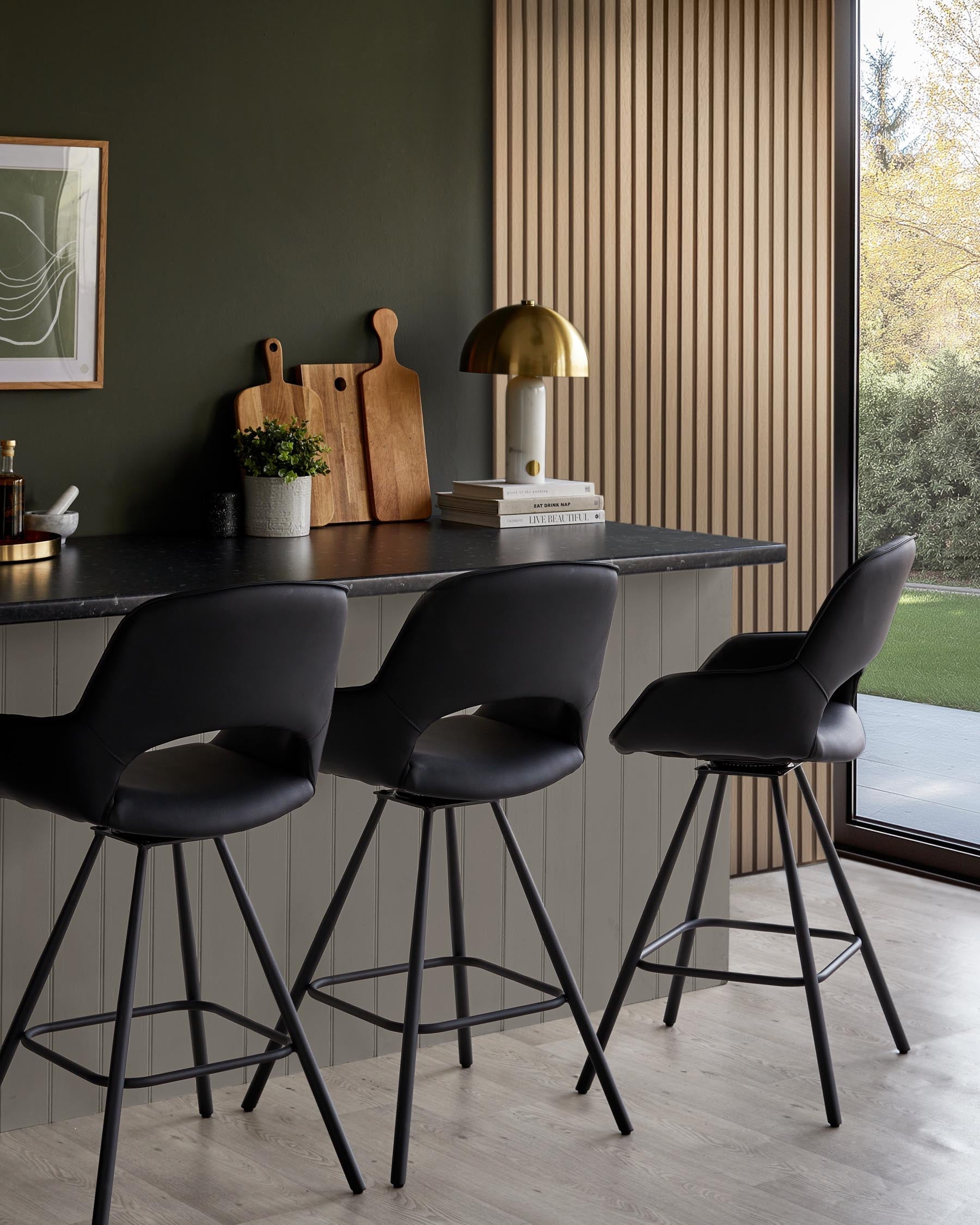 Tabouret de bar pivotant Marlow en similicuir noir