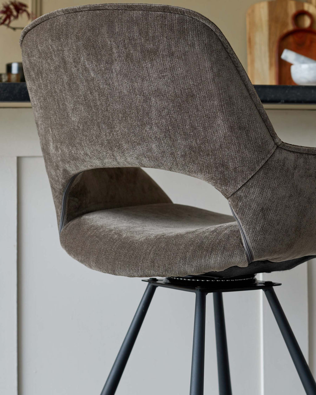 Tabouret de bar pivotant en tissu moka Marlow