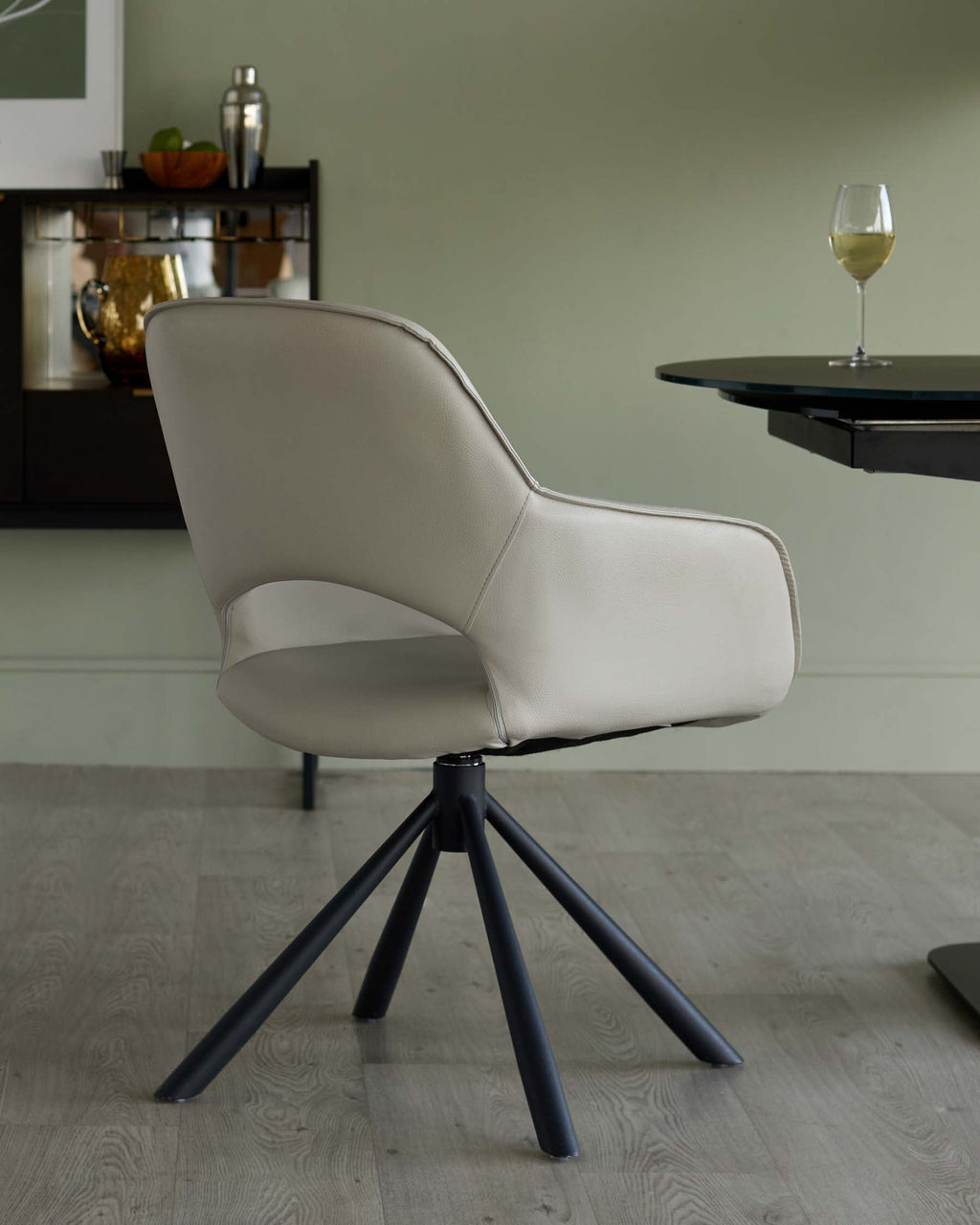 Fauteuil de salle à manger pivotant Marlow en similicuir gris clair