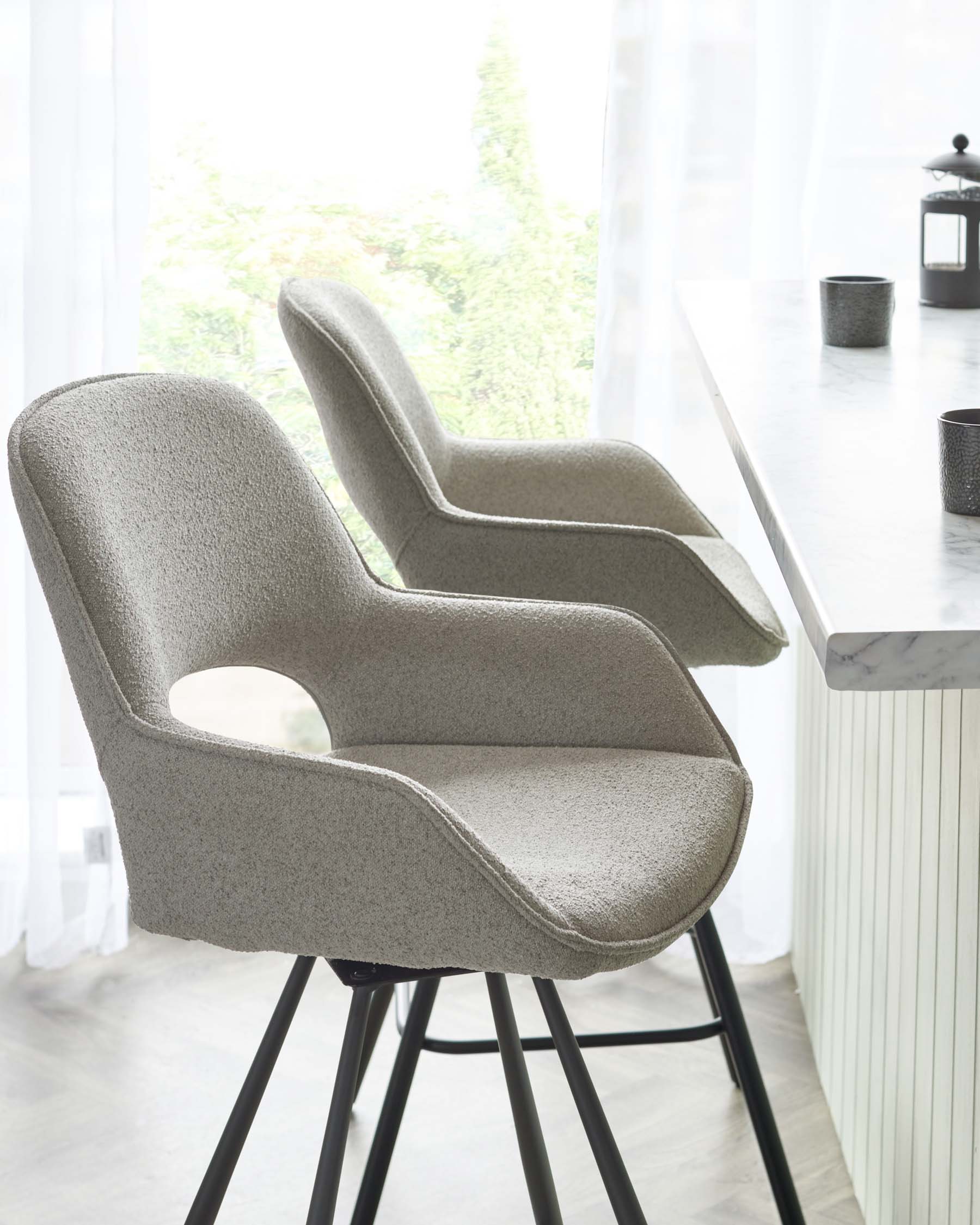 Tabouret de bar pivotant Marlow en métal noir et bouclette gris clair