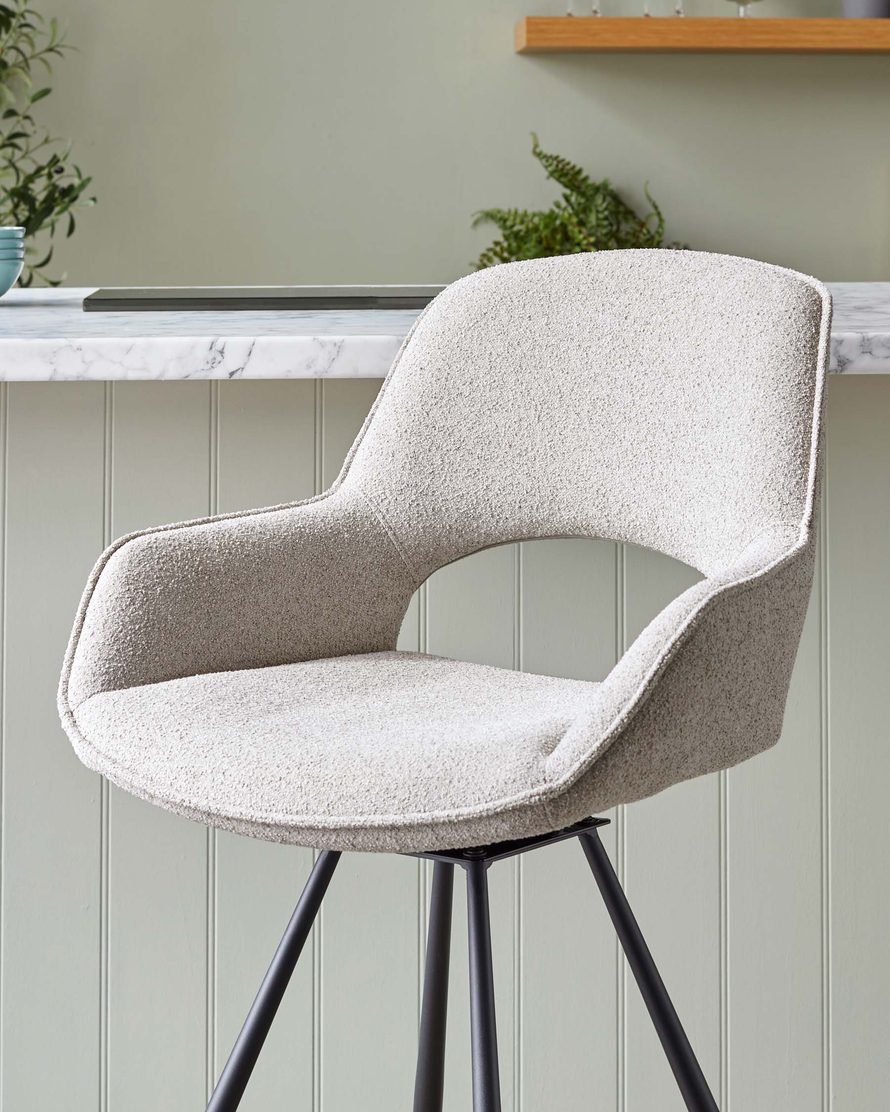 Tabouret de bar pivotant Marlow en métal noir et bouclette gris clair