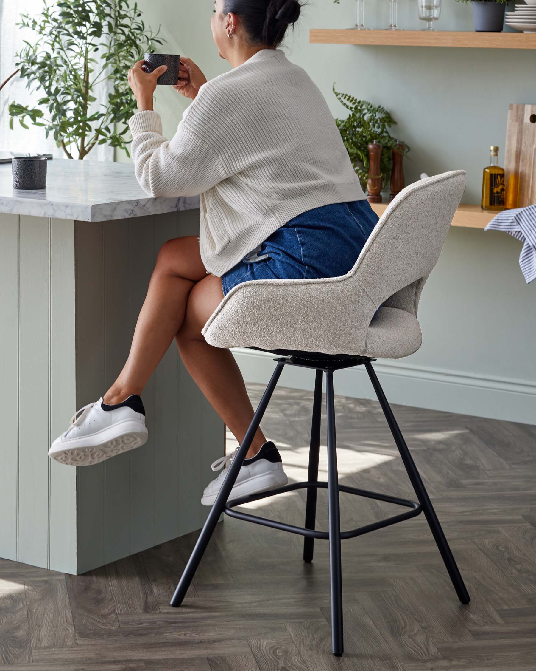 Tabouret de bar pivotant Marlow en métal noir et bouclette gris clair