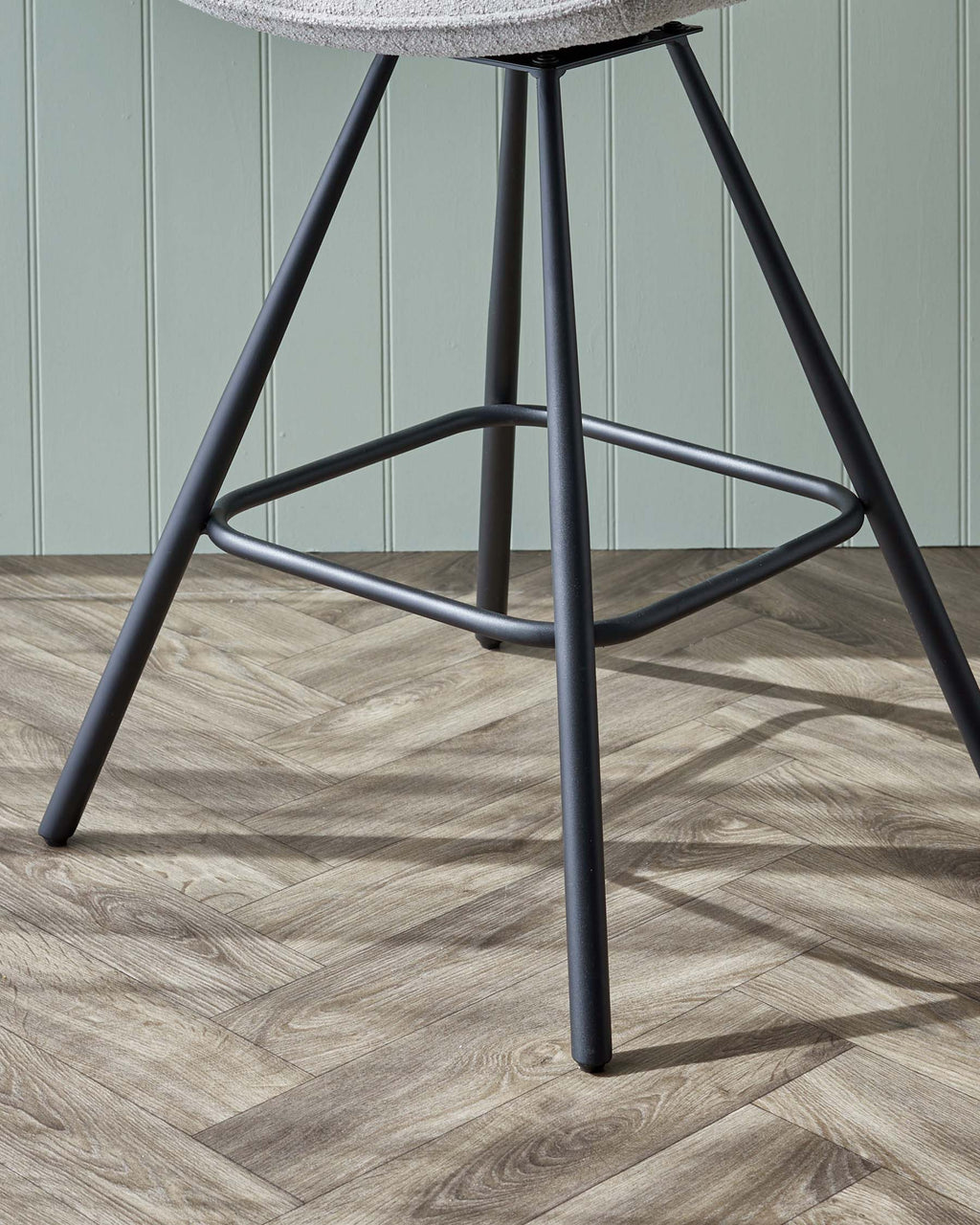 Tabouret de bar pivotant Marlow en métal noir et bouclette gris clair