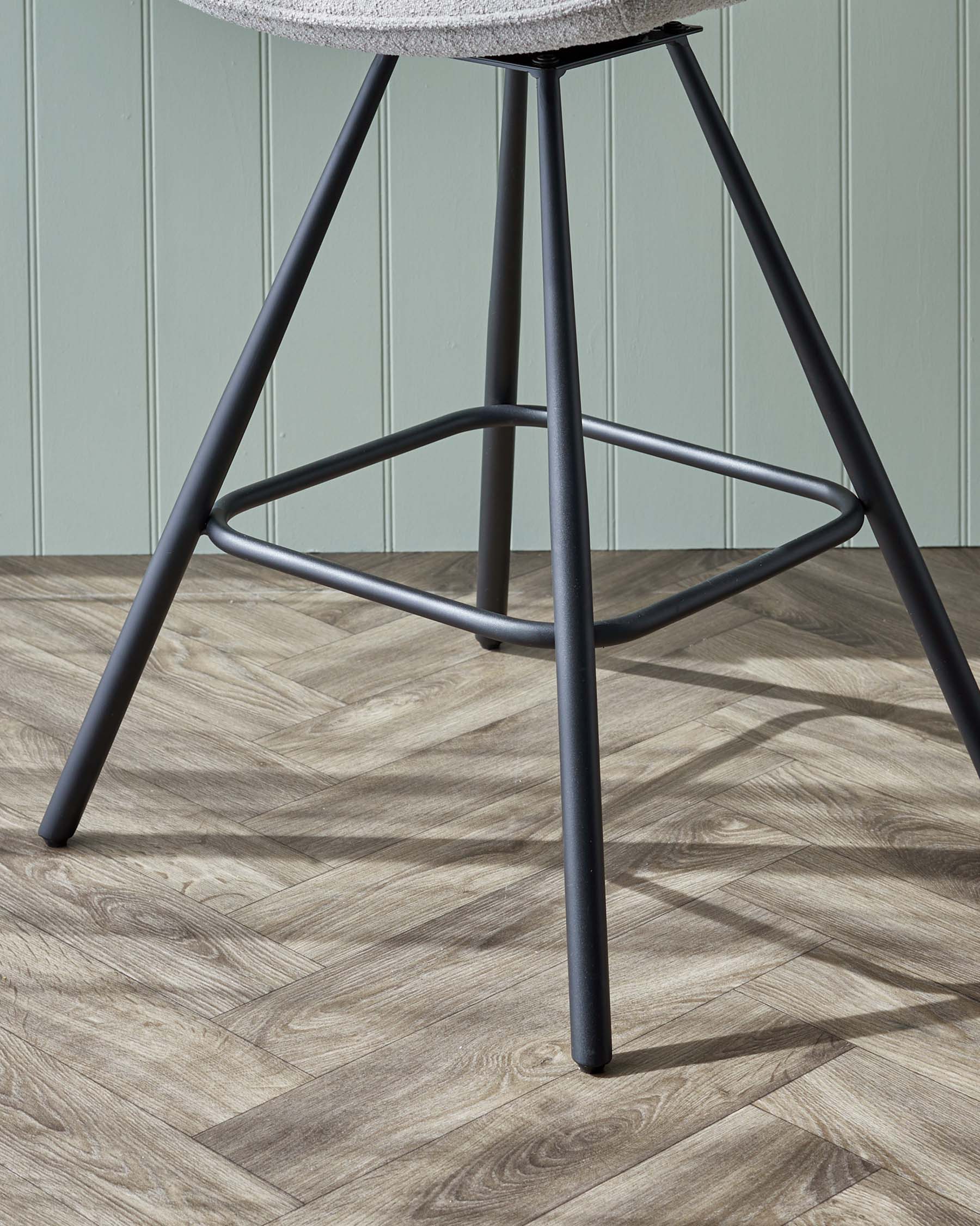 Tabouret de bar pivotant Marlow en métal noir et bouclette gris clair