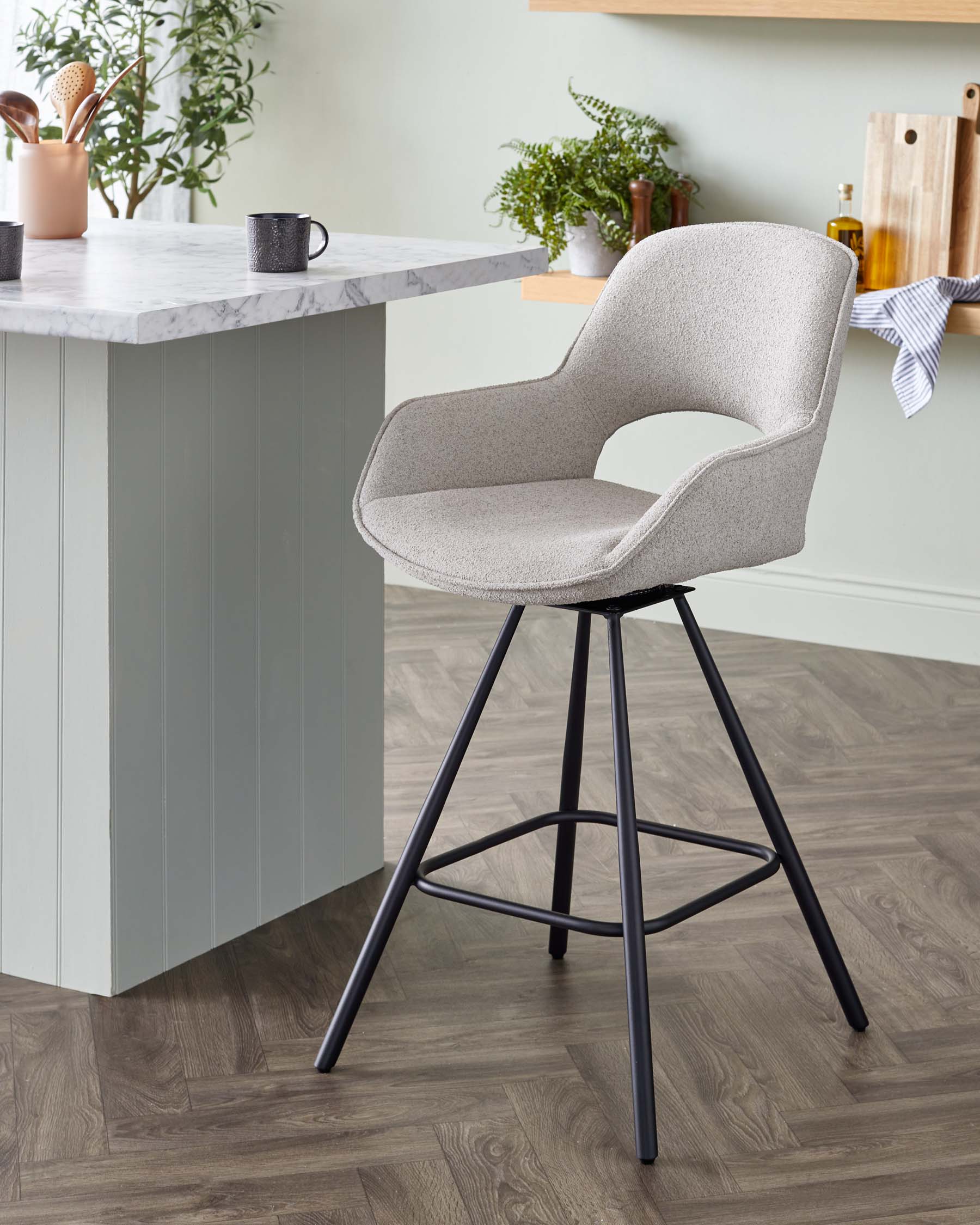 Tabouret de bar pivotant Marlow en métal noir et bouclette gris clair
