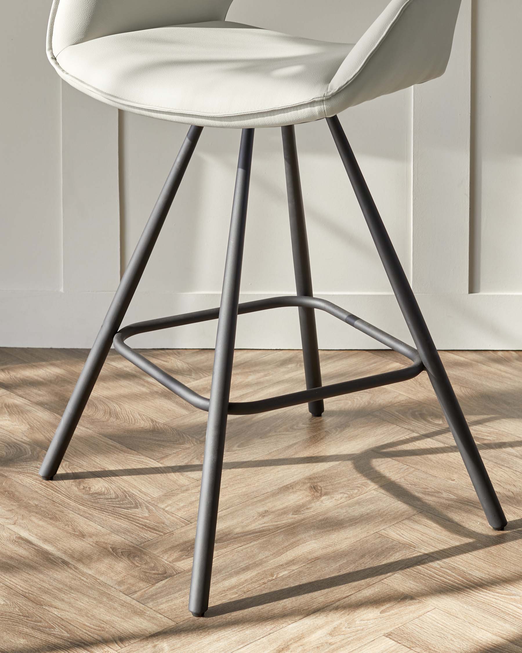 Tabouret de bar pivotant Marlow en similicuir gris clair et métal noir