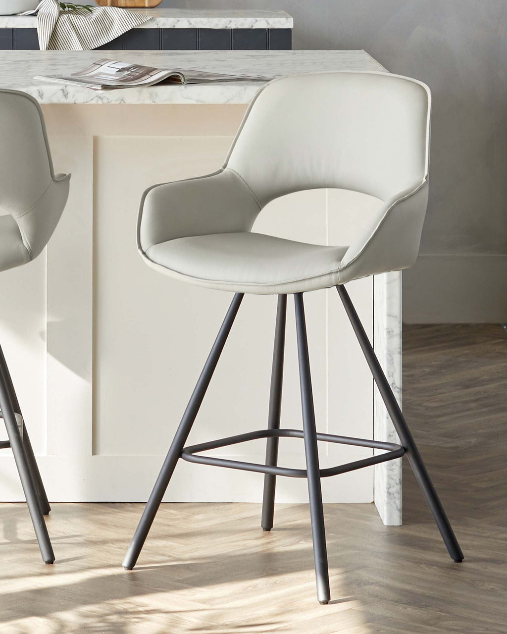 Tabouret de bar pivotant Marlow en similicuir gris clair et métal noir