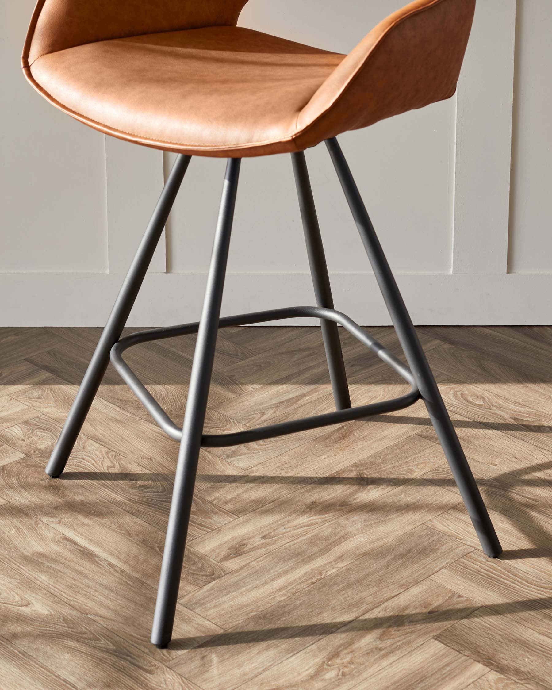 Tabouret de bar pivotant Marlow en similicuir beige et métal noir