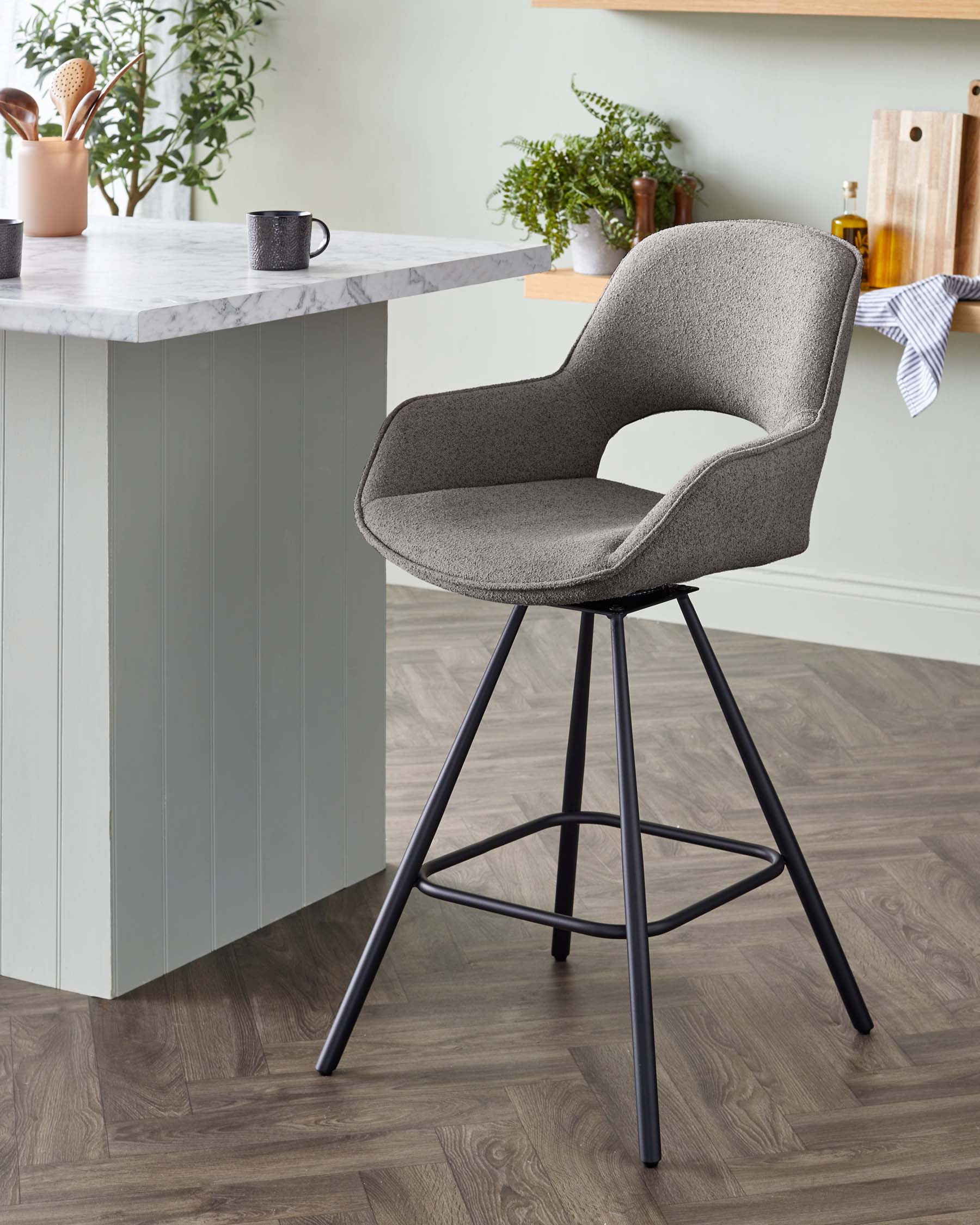Tabouret de bar pivotant Marlow en métal noir et bouclette gris chaud