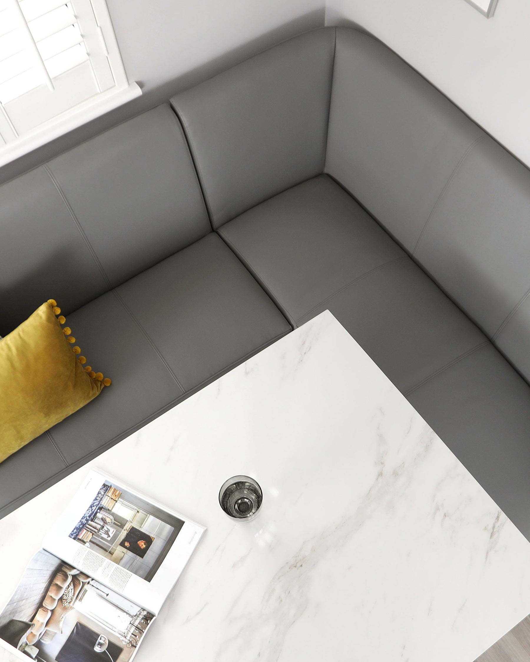 Banquette d'angle gauche 5 places Mellow en similicuir gris moyen et acier inoxydable