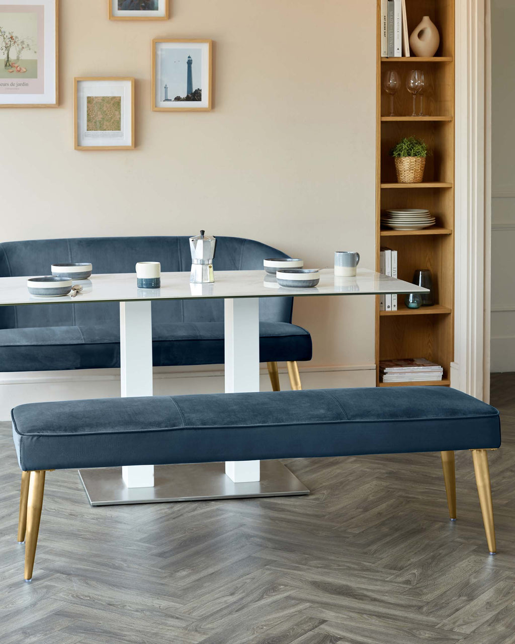 Banquette 3 places sans dossier en velours bleu foncé et laiton