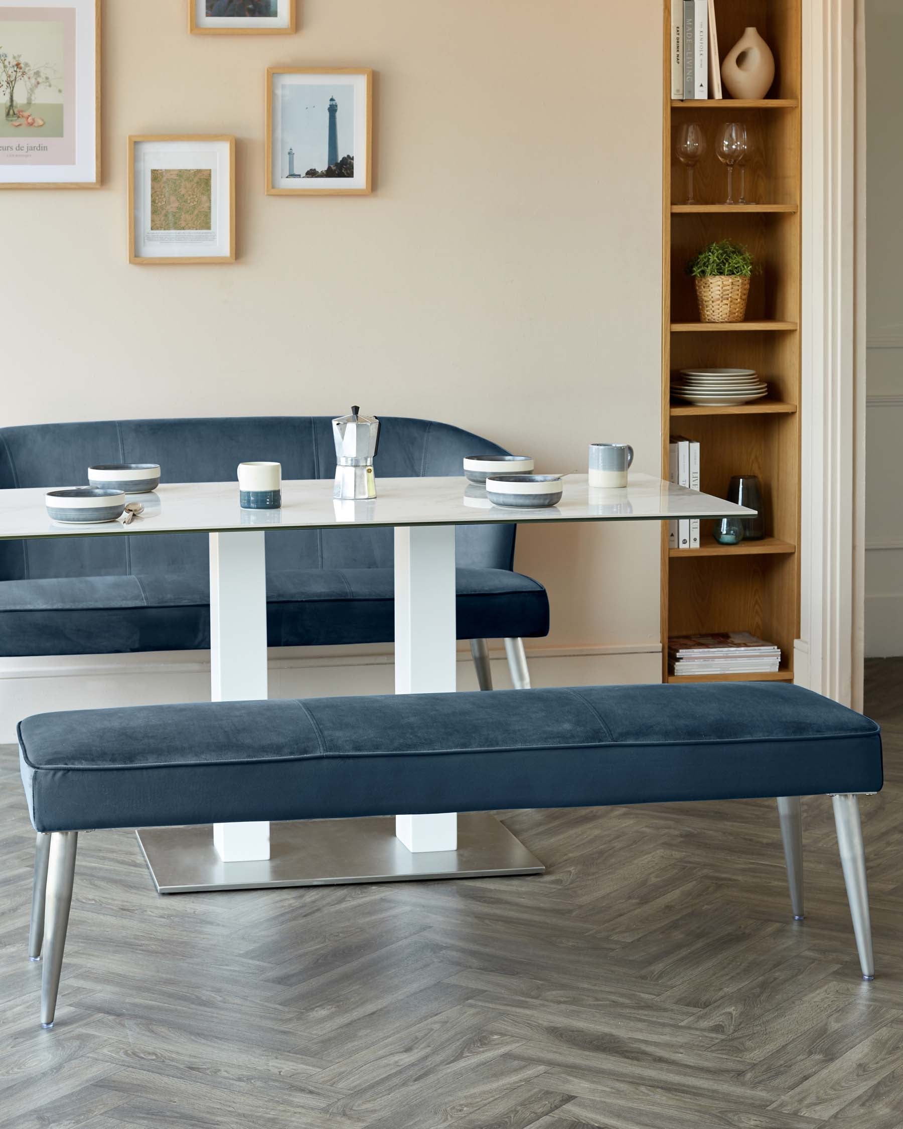 Banquette 3 places sans dossier en velours bleu foncé doux