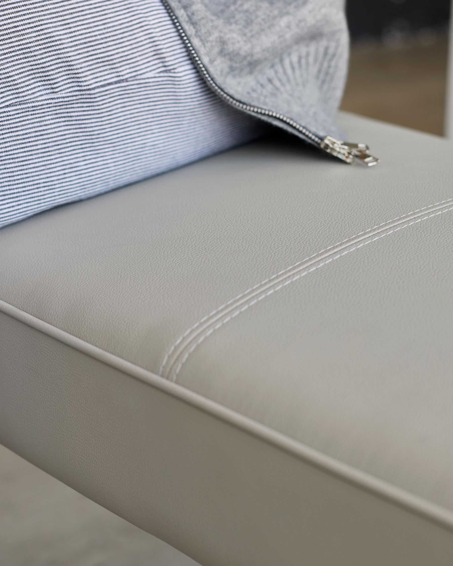 Banquette 3 places sans dossier en similicuir gris clair et acier inoxydable