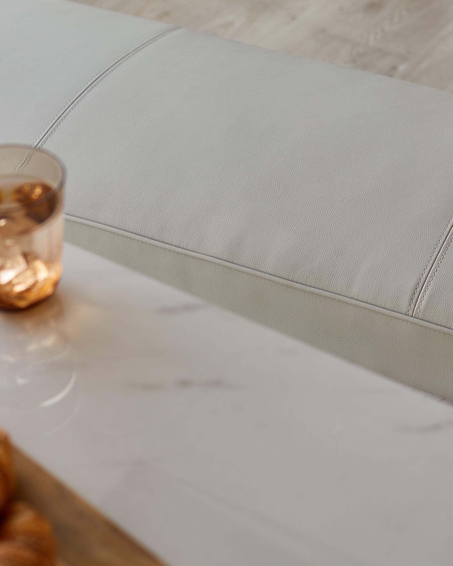 Banquette 3 places sans dossier en similicuir gris clair et acier inoxydable