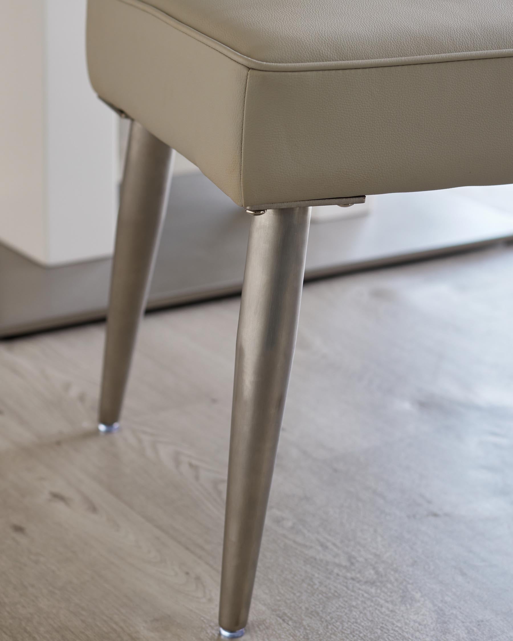 Banquette 3 places sans dossier en similicuir gris clair et acier inoxydable